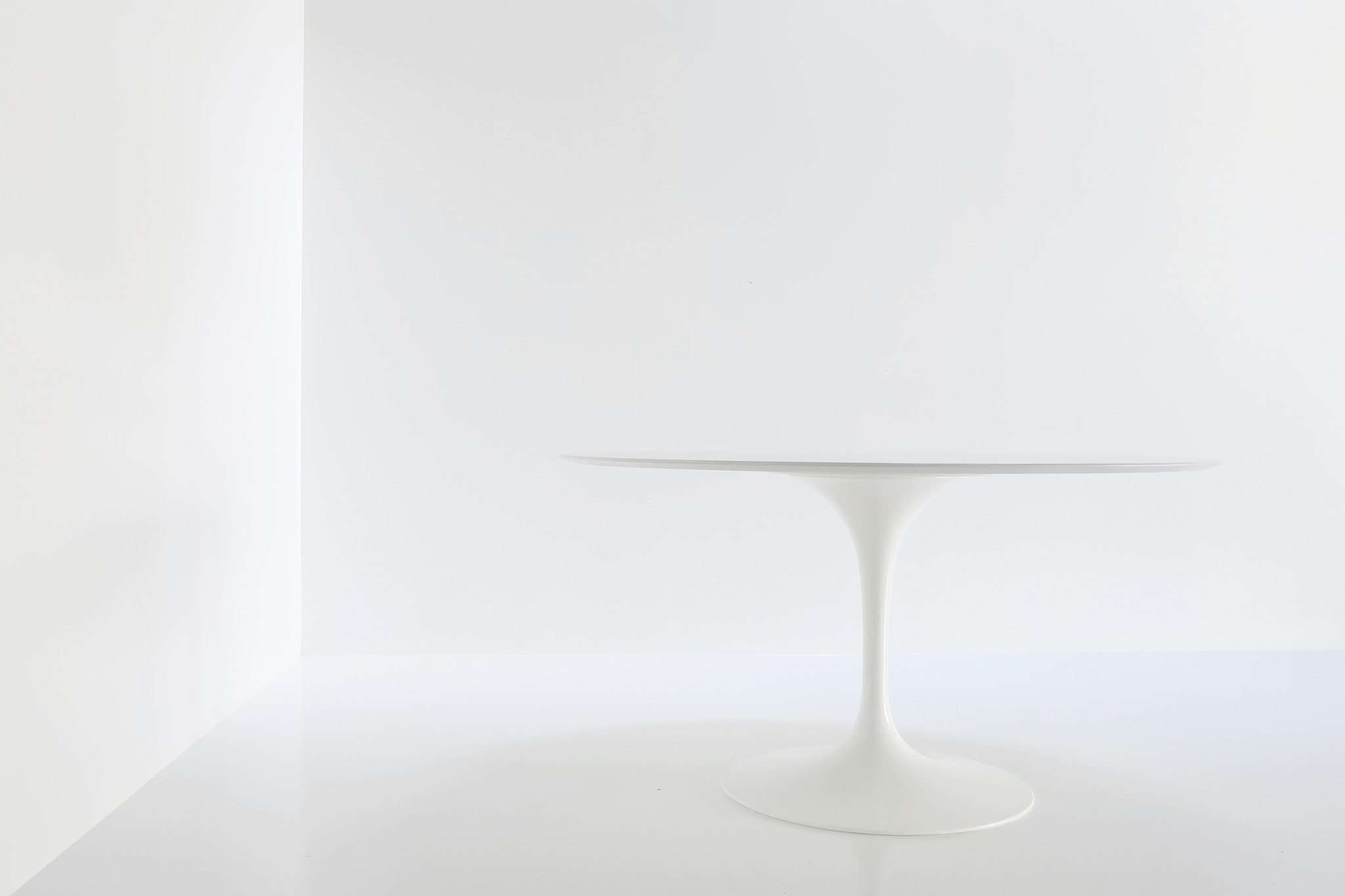 Knoll dining table by eero saarinen for Knoll international