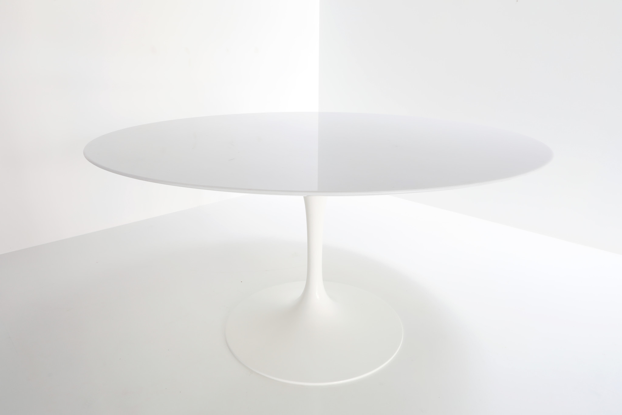 Knoll dining table by eero saarinen for Knoll international