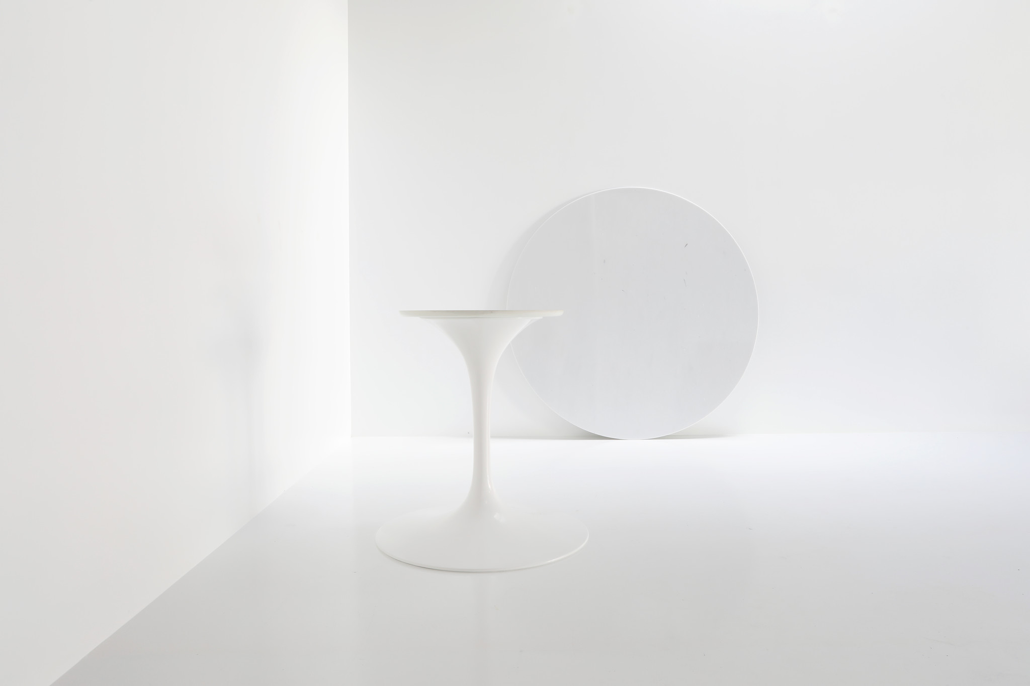 Knoll dining table by eero saarinen for Knoll international