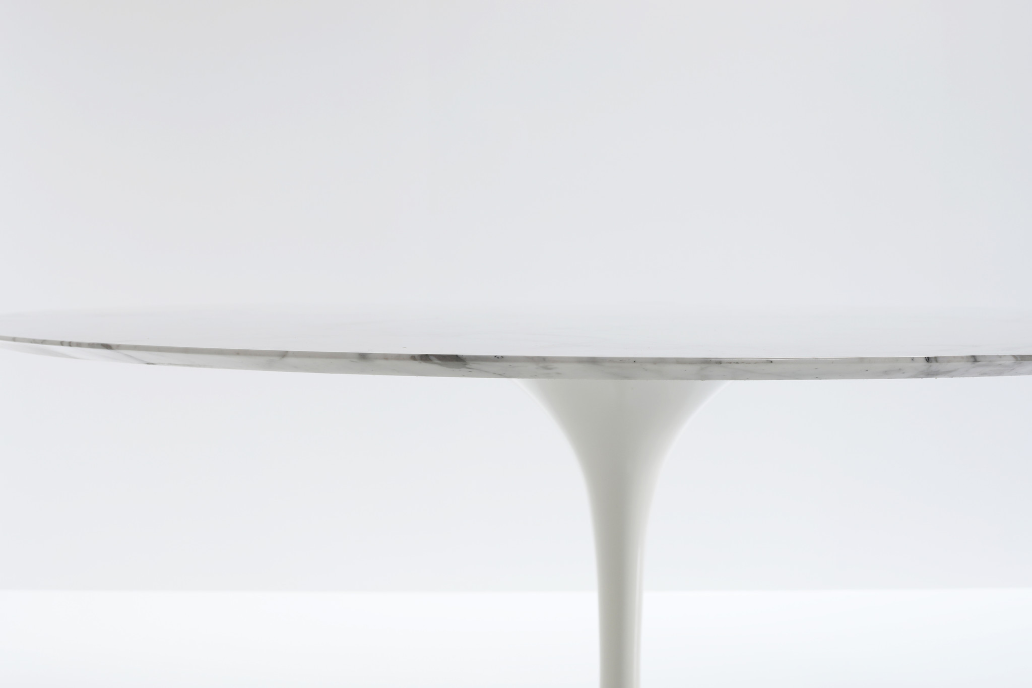 Marble Knoll Tulip table designed by Eero Saarinen