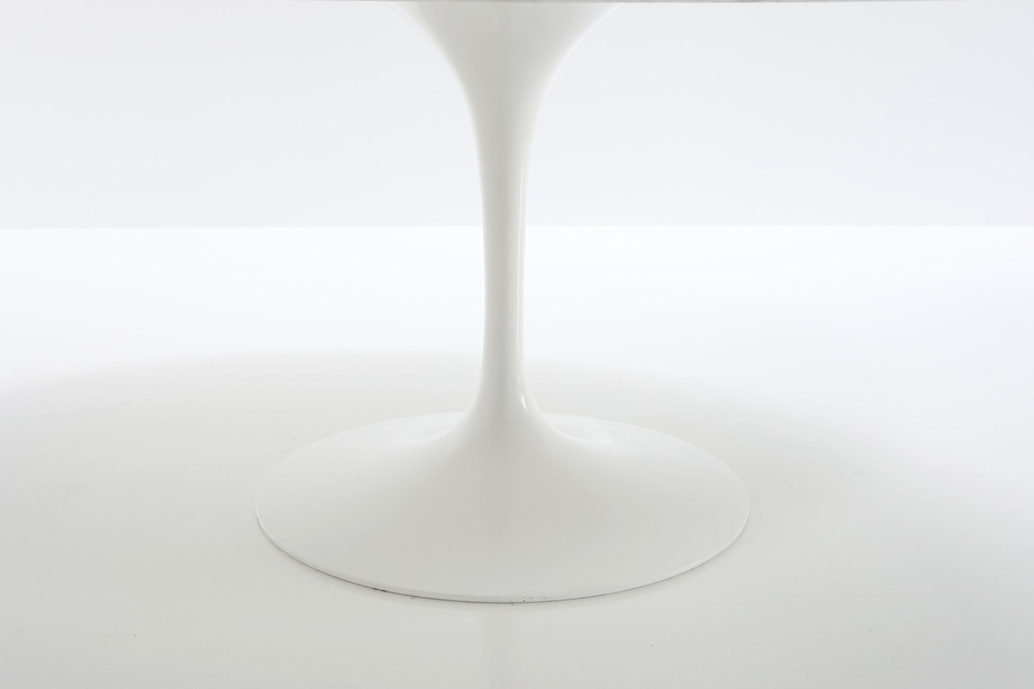 Marble Knoll Tulip table designed by Eero Saarinen