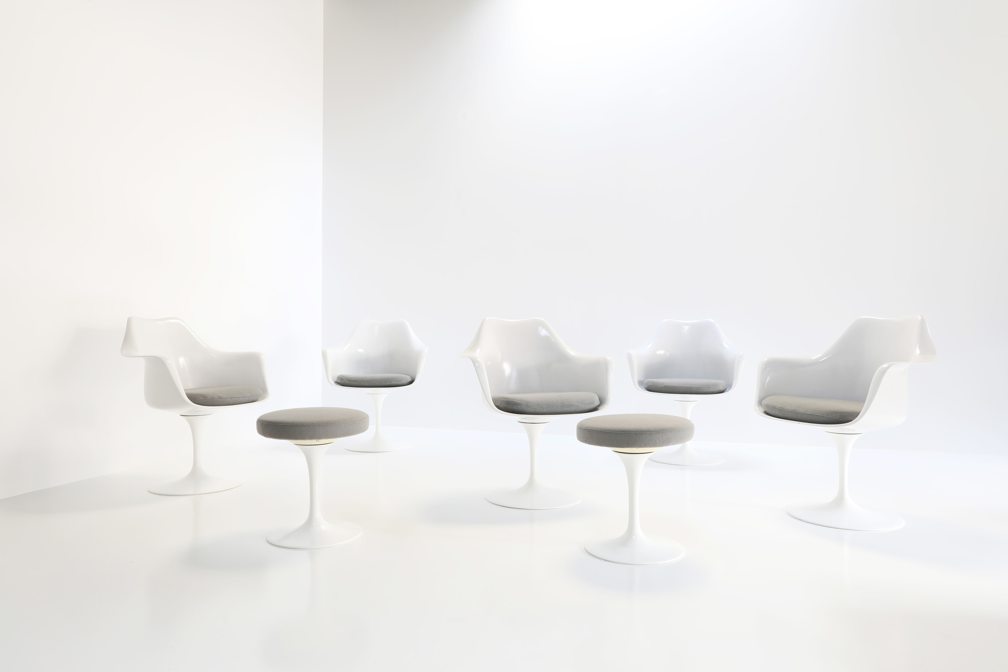 Set of tulip chairs by Eero Saarinen for Knoll International