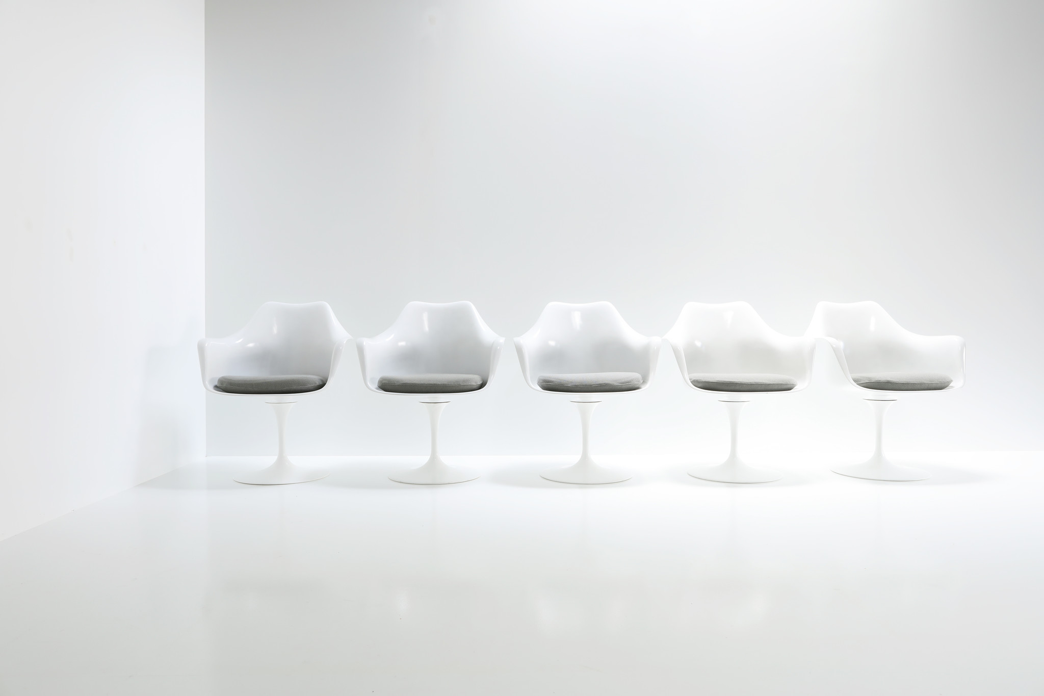 Set Knoll tulip arm stoelen door Eero Saarinen voor Knoll International