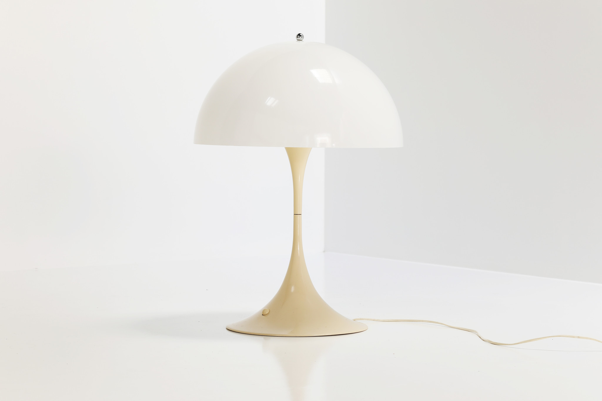 Lampe de table Verner Panton "Panthella" pour Louis Poulsen, 1971