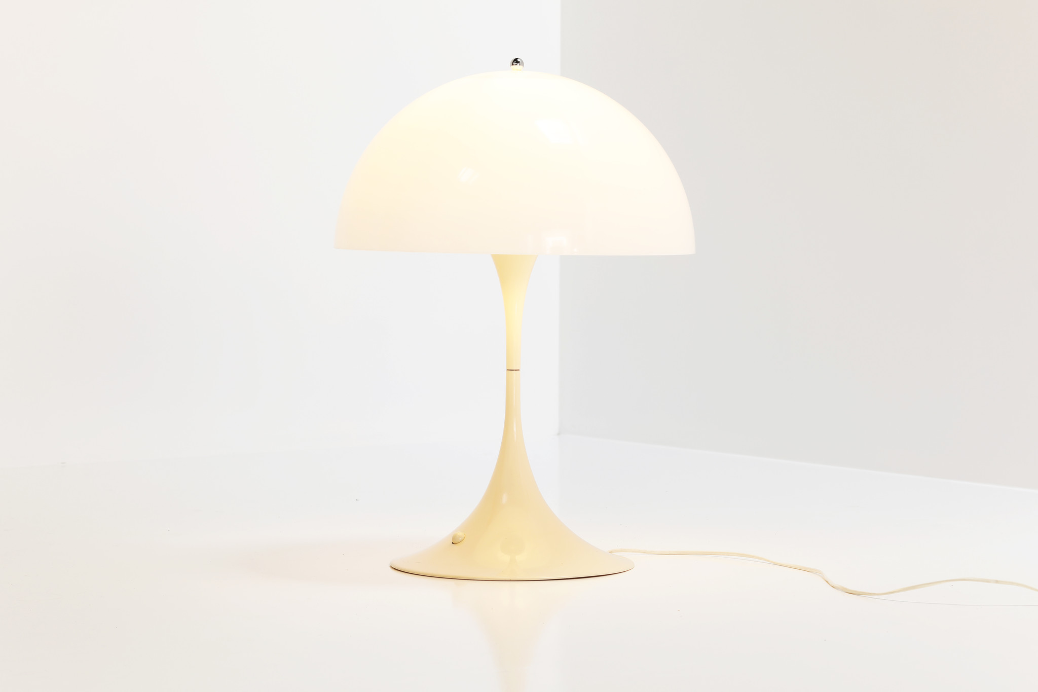 Lampe de table Verner Panton "Panthella" pour Louis Poulsen, 1971