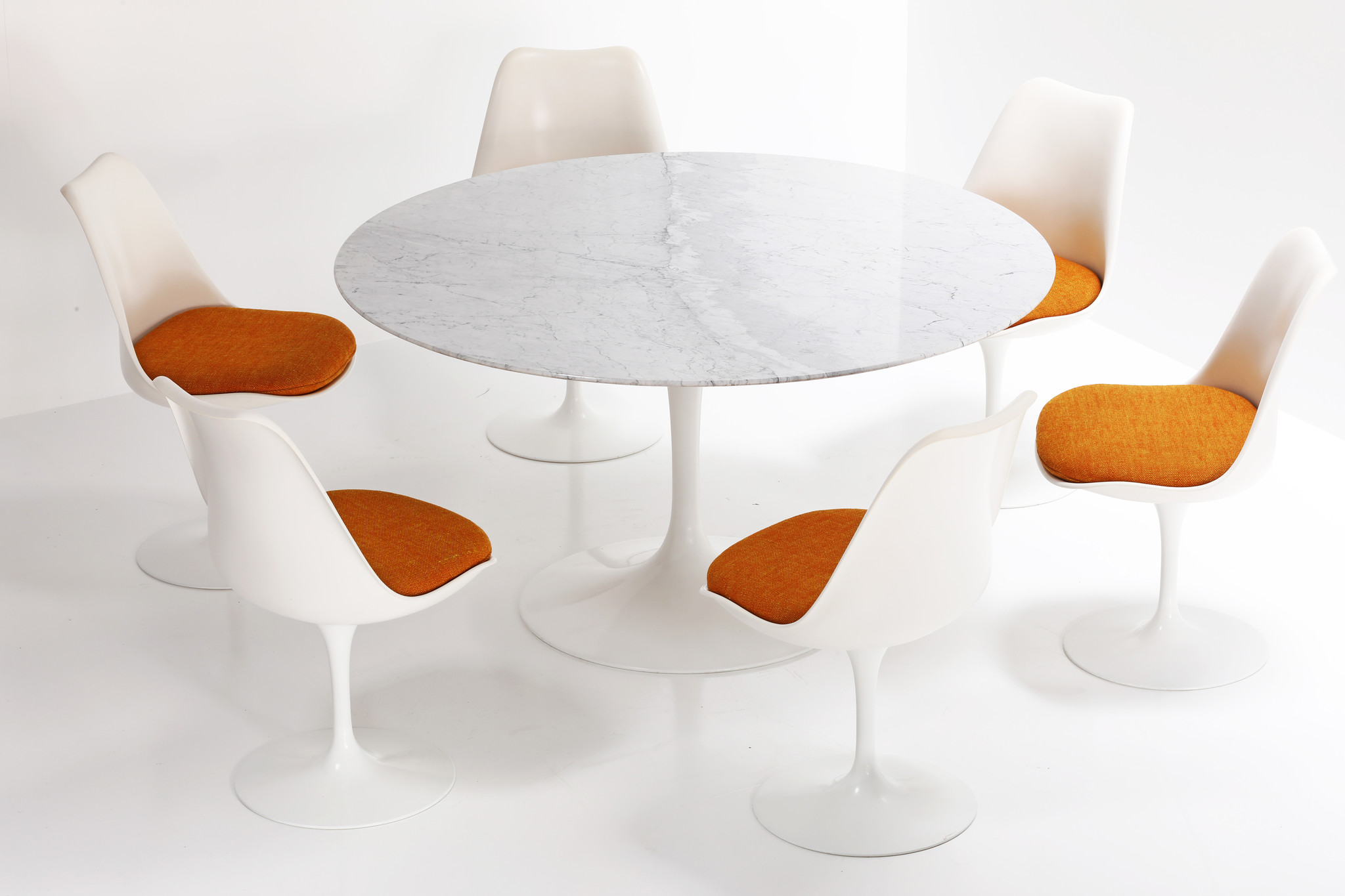 Vintage Knoll marble tulip table designed by Eero Saarinen