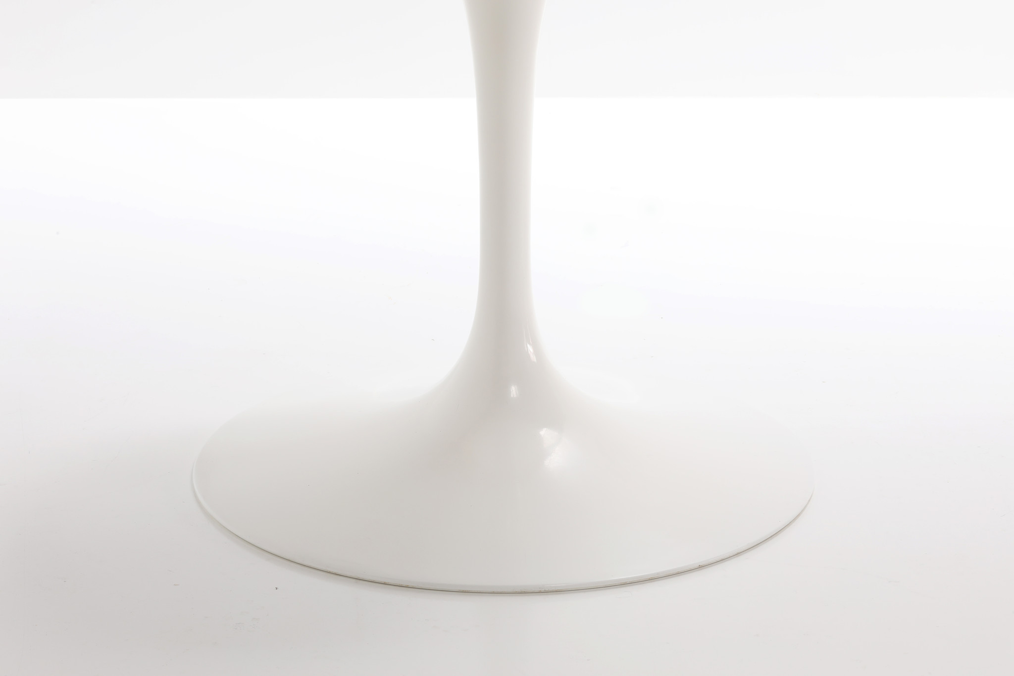 Vintage Knoll marble tulip table designed by Eero Saarinen