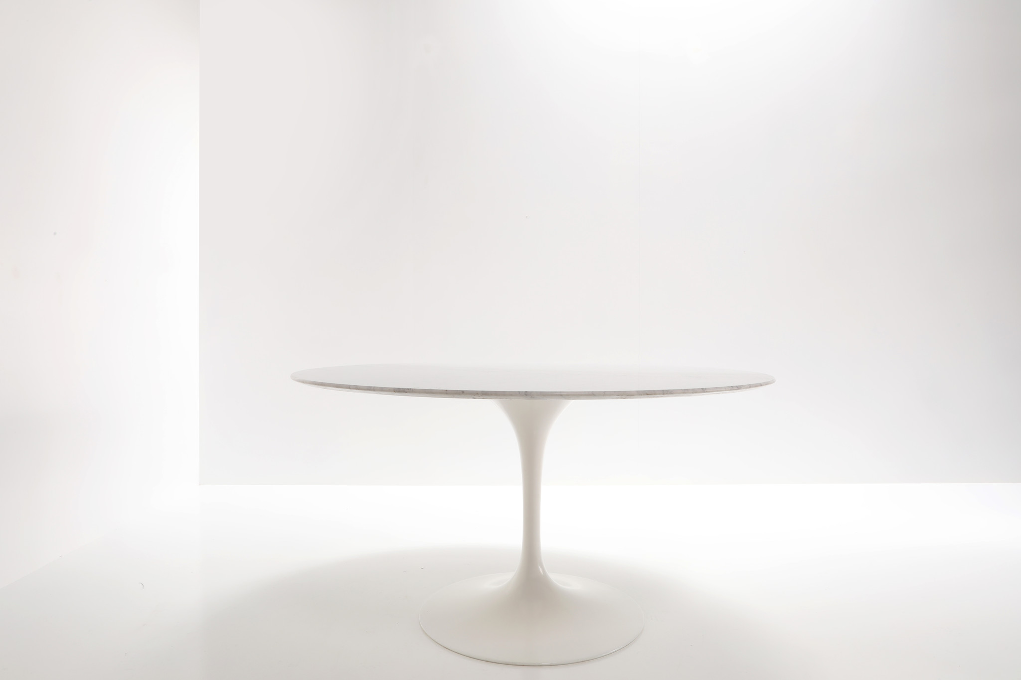 Vintage Knoll marble tulip table designed by Eero Saarinen