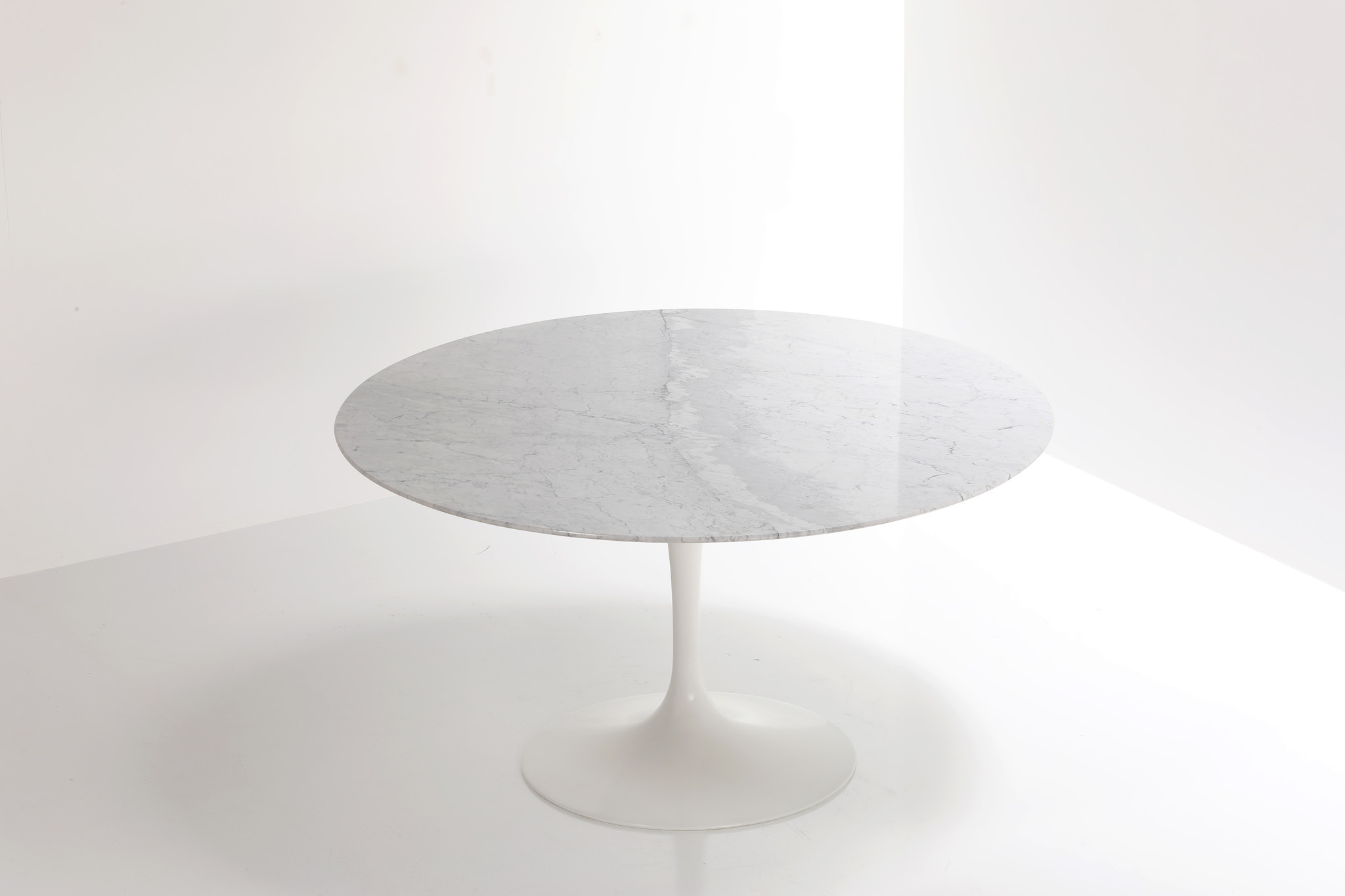 Vintage Knoll marble tulip table designed by Eero Saarinen