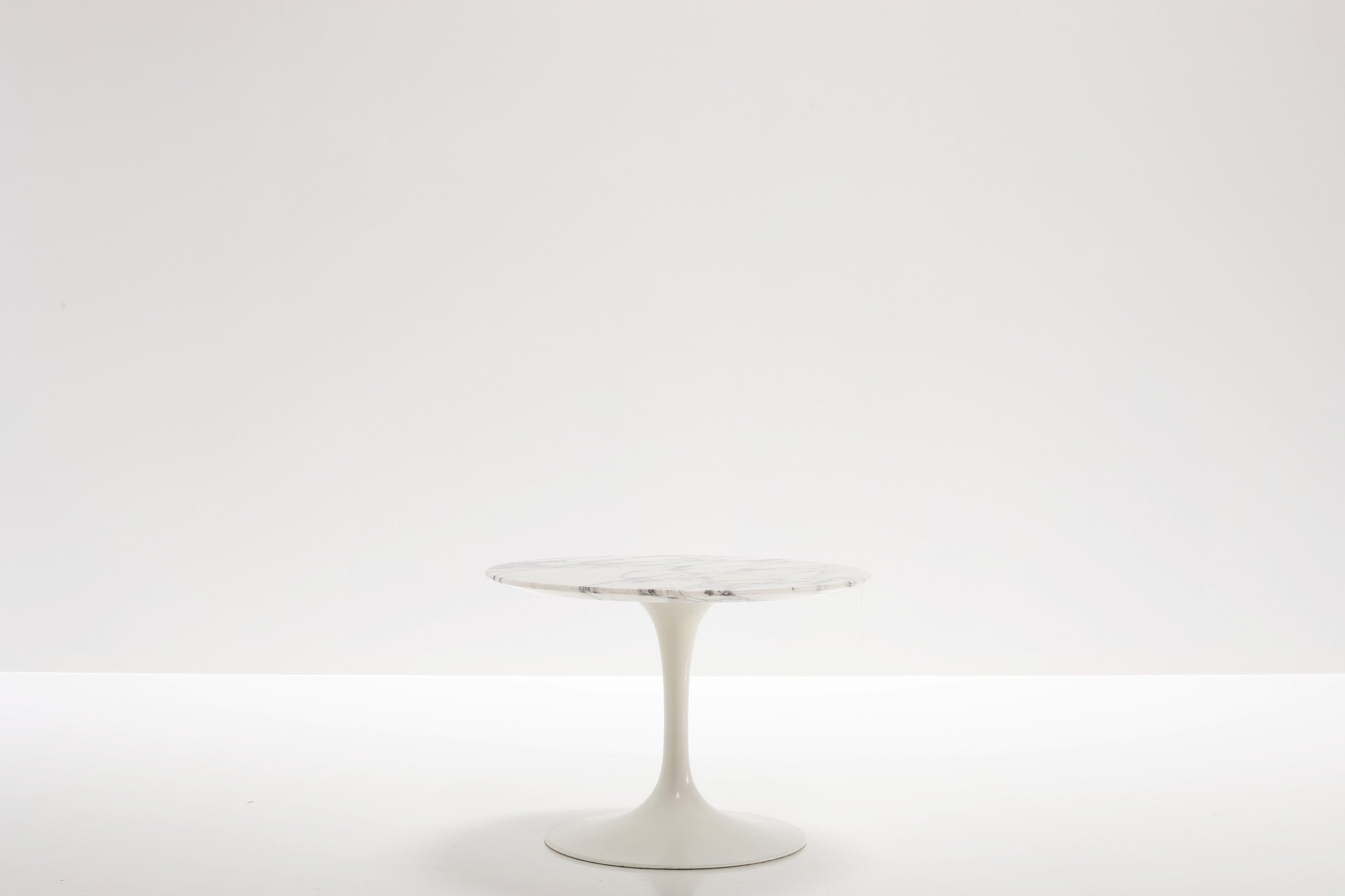 Tulip side table designed by Eero Saarinen for Knoll