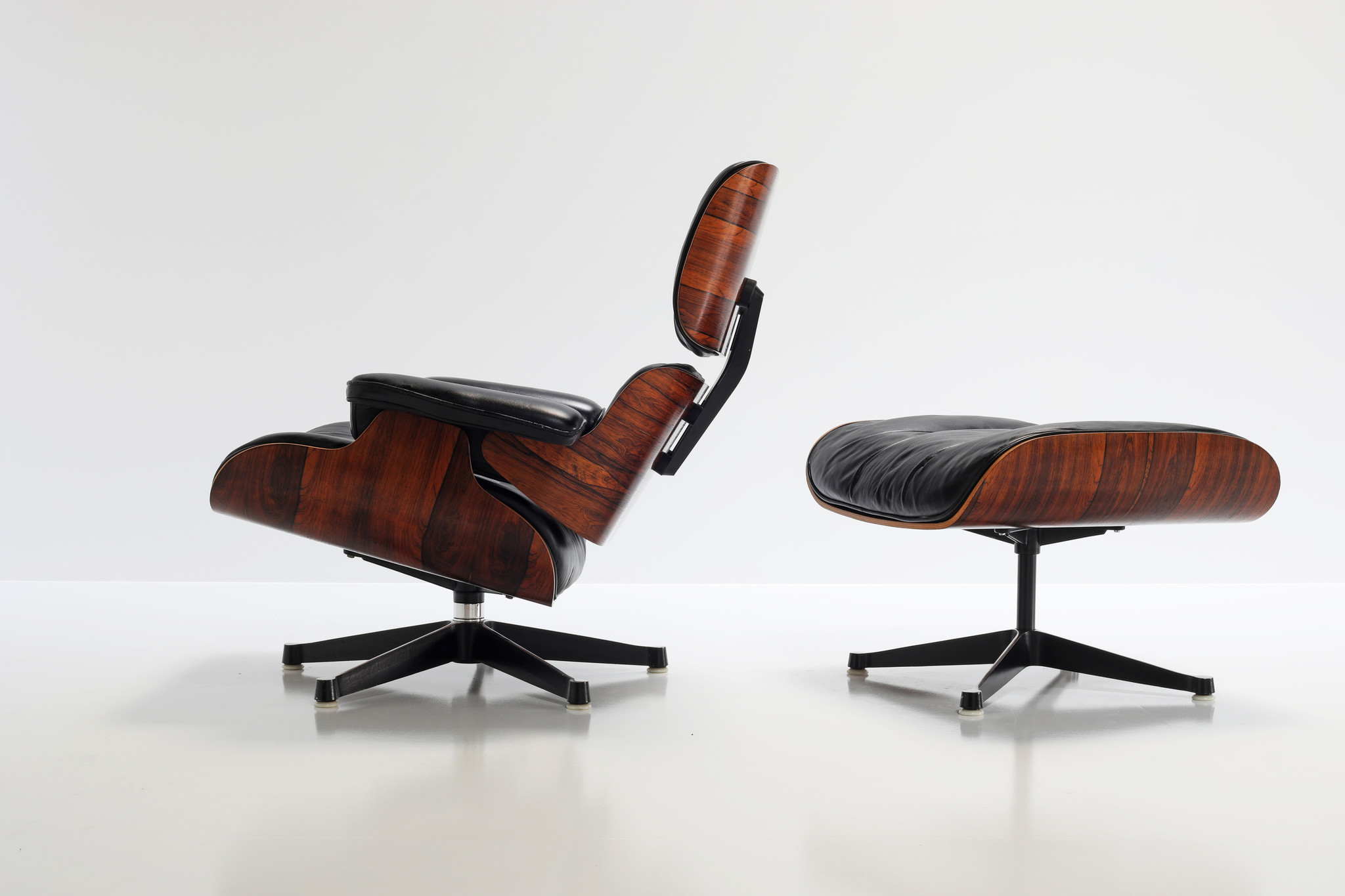 VINTAGE EAMES LOUNGE CHAIR & OTTOMAN Herman Miller, 1970's