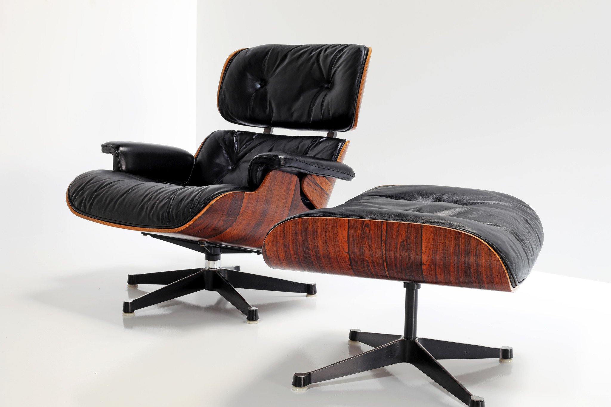 VINTAGE EAMES LOUNGE CHAIR & OTTOMAN Herman Miller, 1970's