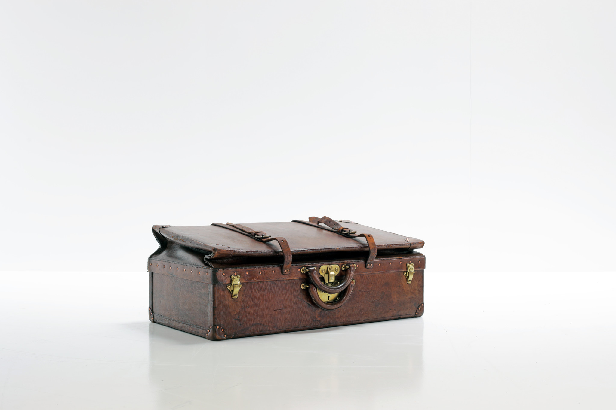 Louis Vuitton Expandable Suitcase in natural leather, 1910 - THE