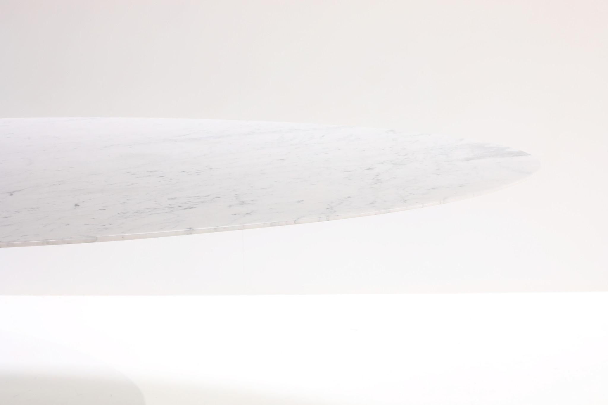 Table ovale en marbre Knoll Tulip conçue par Eero Saarinen