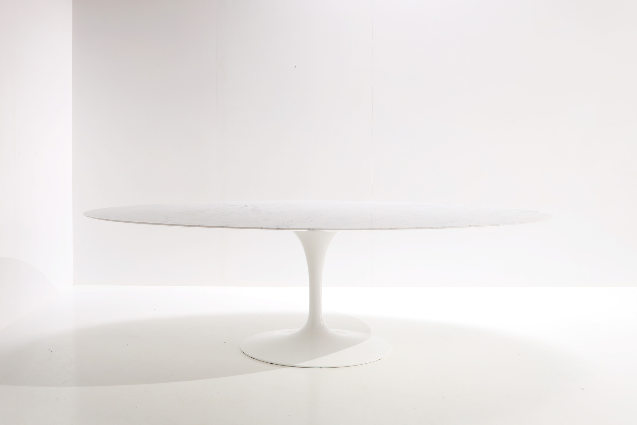 Marble Knoll Tulip oval table designed by Eero Saarinen