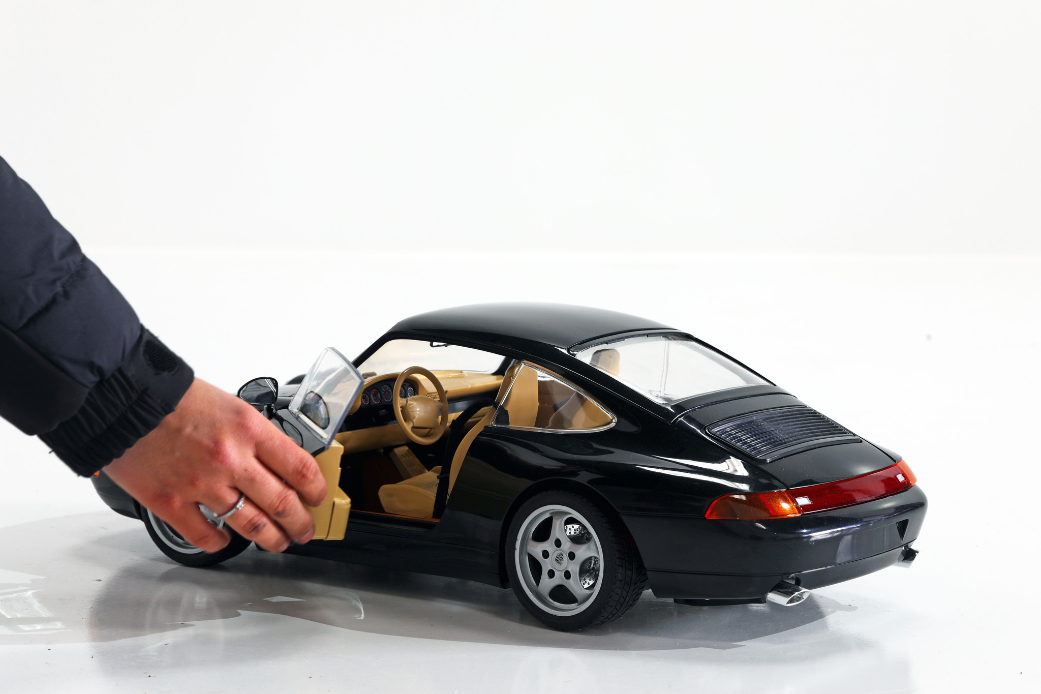 1:8 SCALE MODEL PORSCHE 993 POCHER