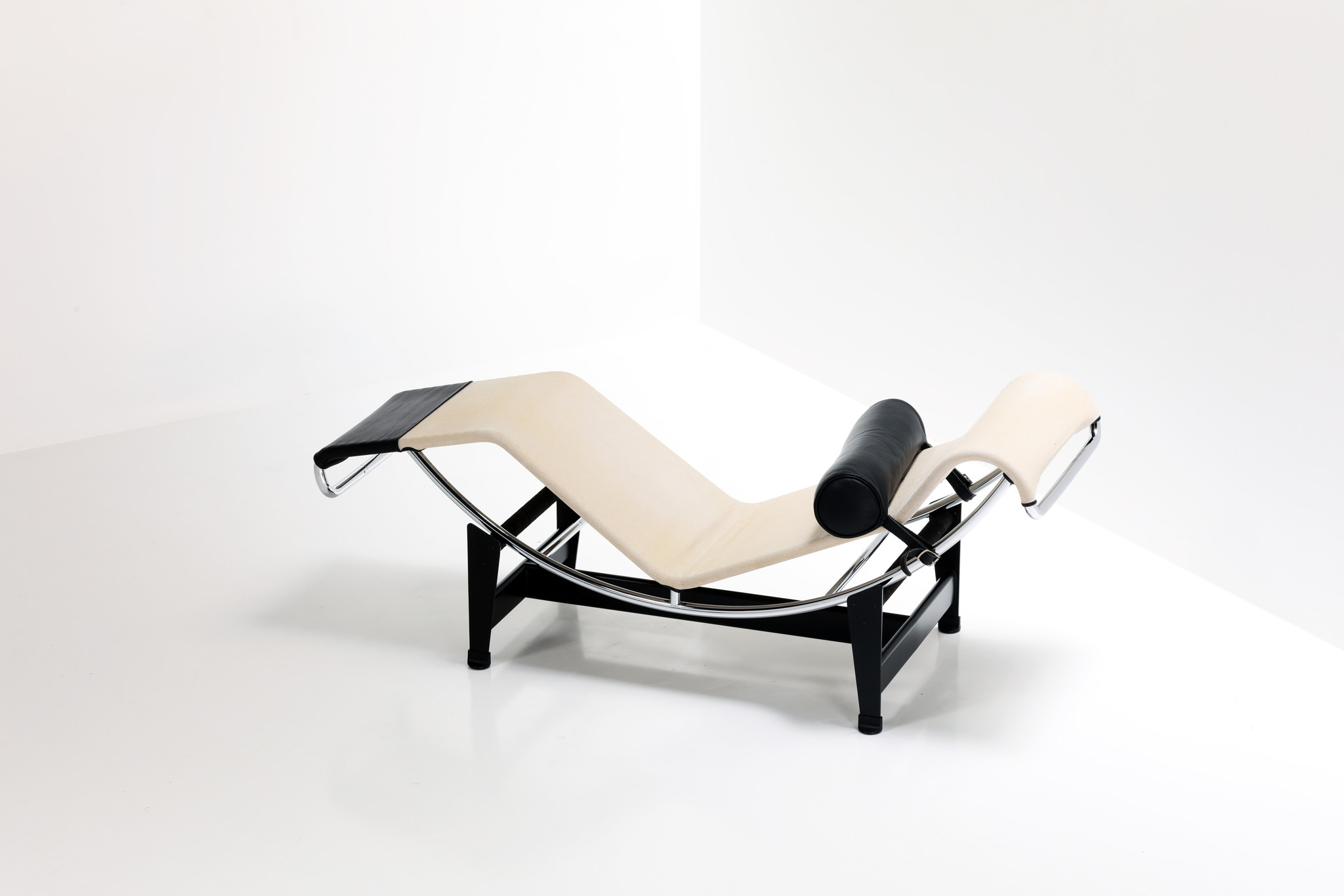 Chaise longue en toile conçue par Le Corbusier LC4 pour Cassina