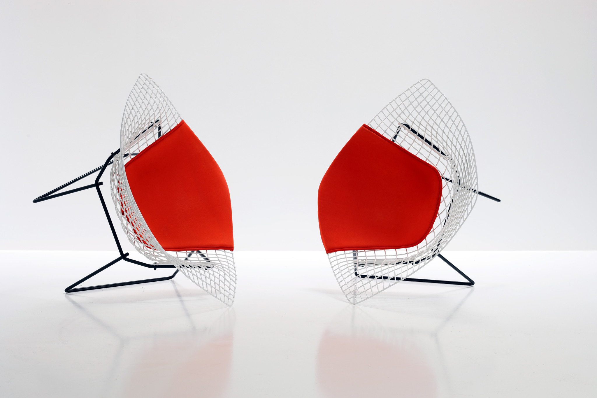Diamond chairs door Harry Bertoia voor Knoll, 1952