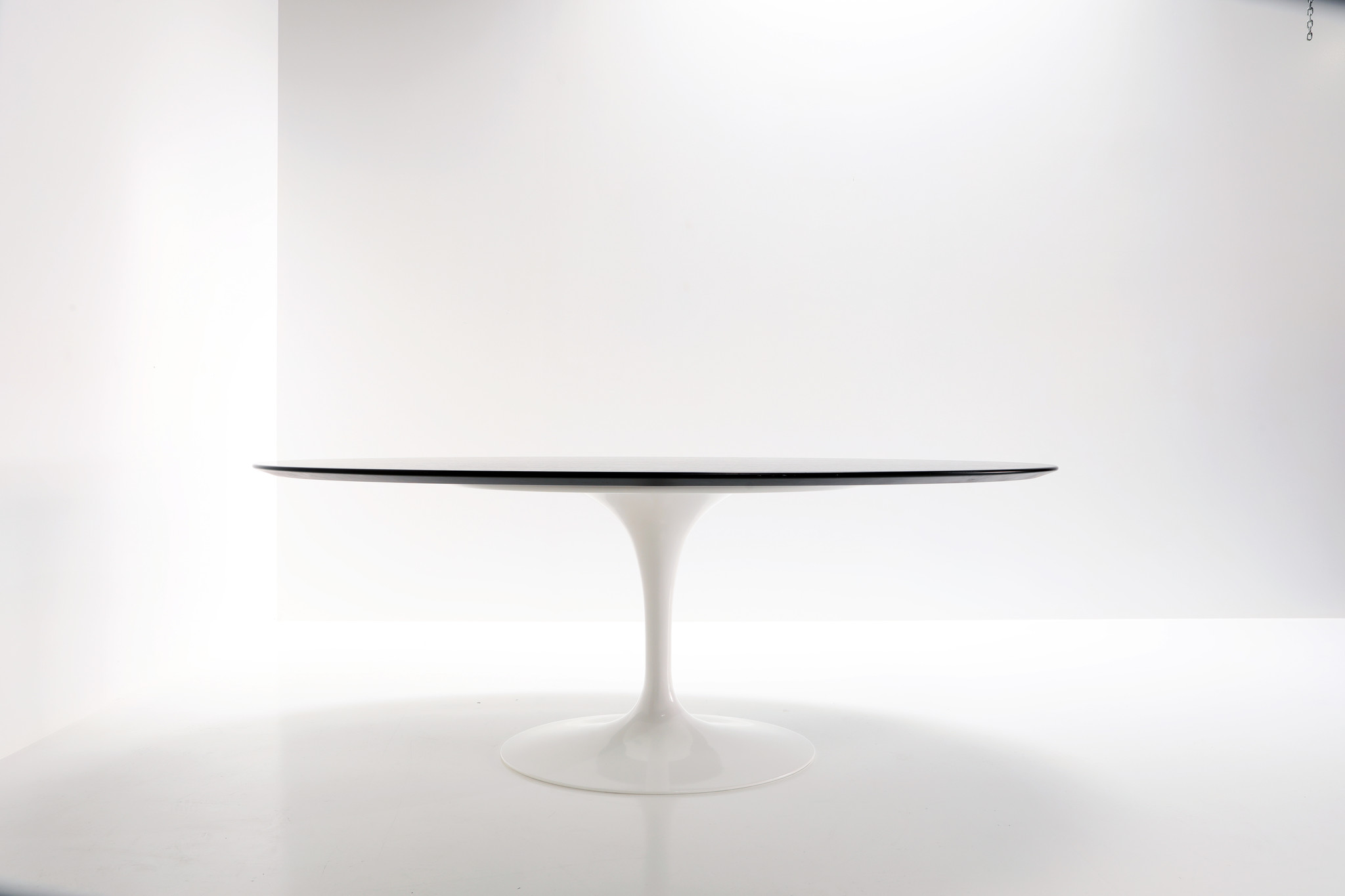 Table ovale Eero Saarinen en chêne noirci pour Knoll