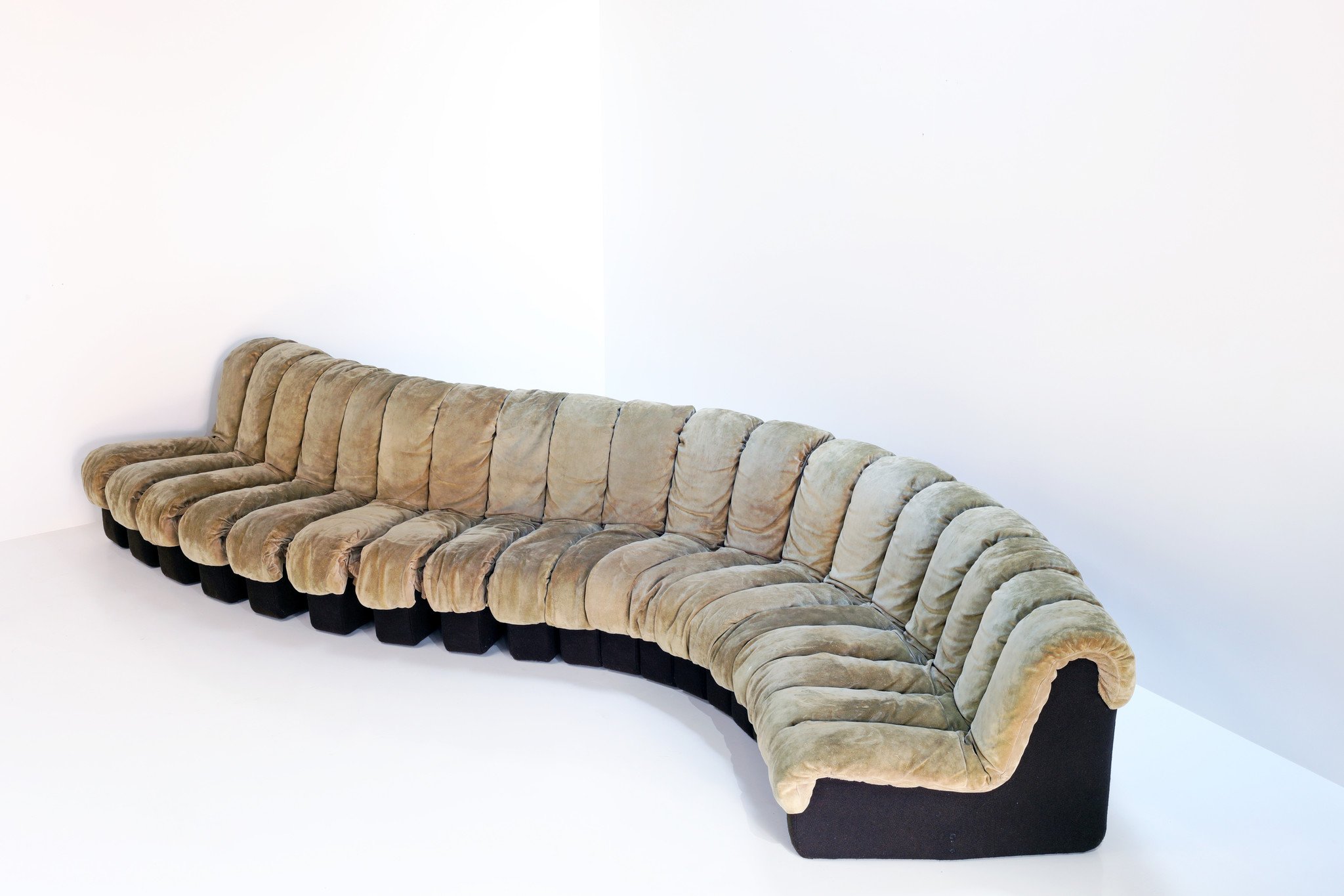 De iconische "Snake sofa" De Sede DS600