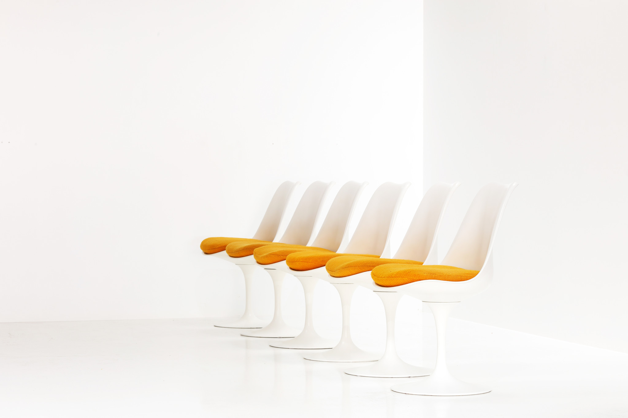 Vintage Knoll Tulip chairs designed by Eero Saarinen