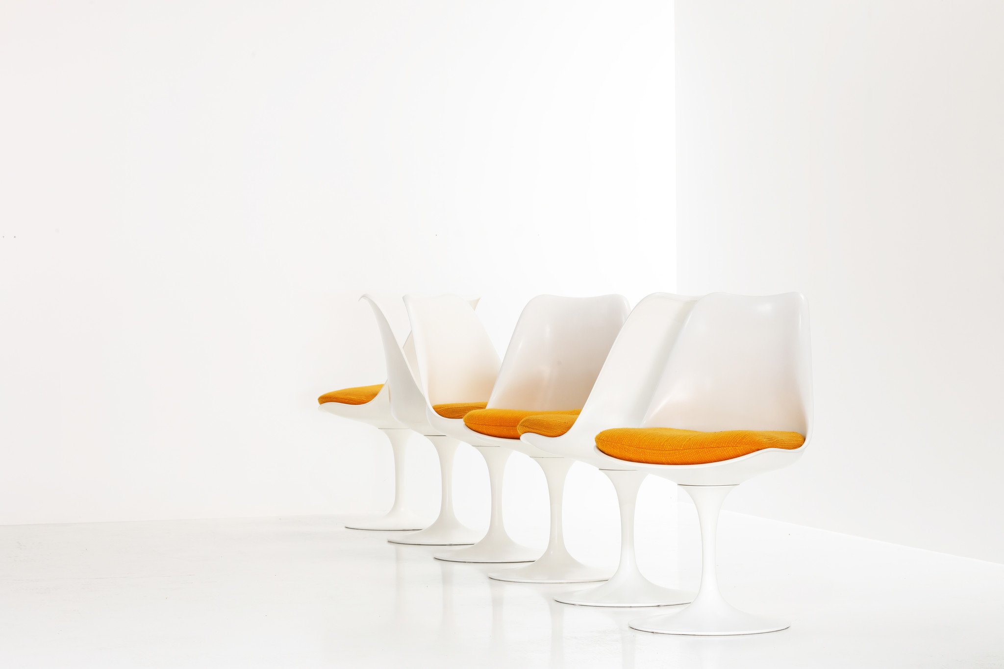 Vintage Knoll Tulip chairs designed by Eero Saarinen