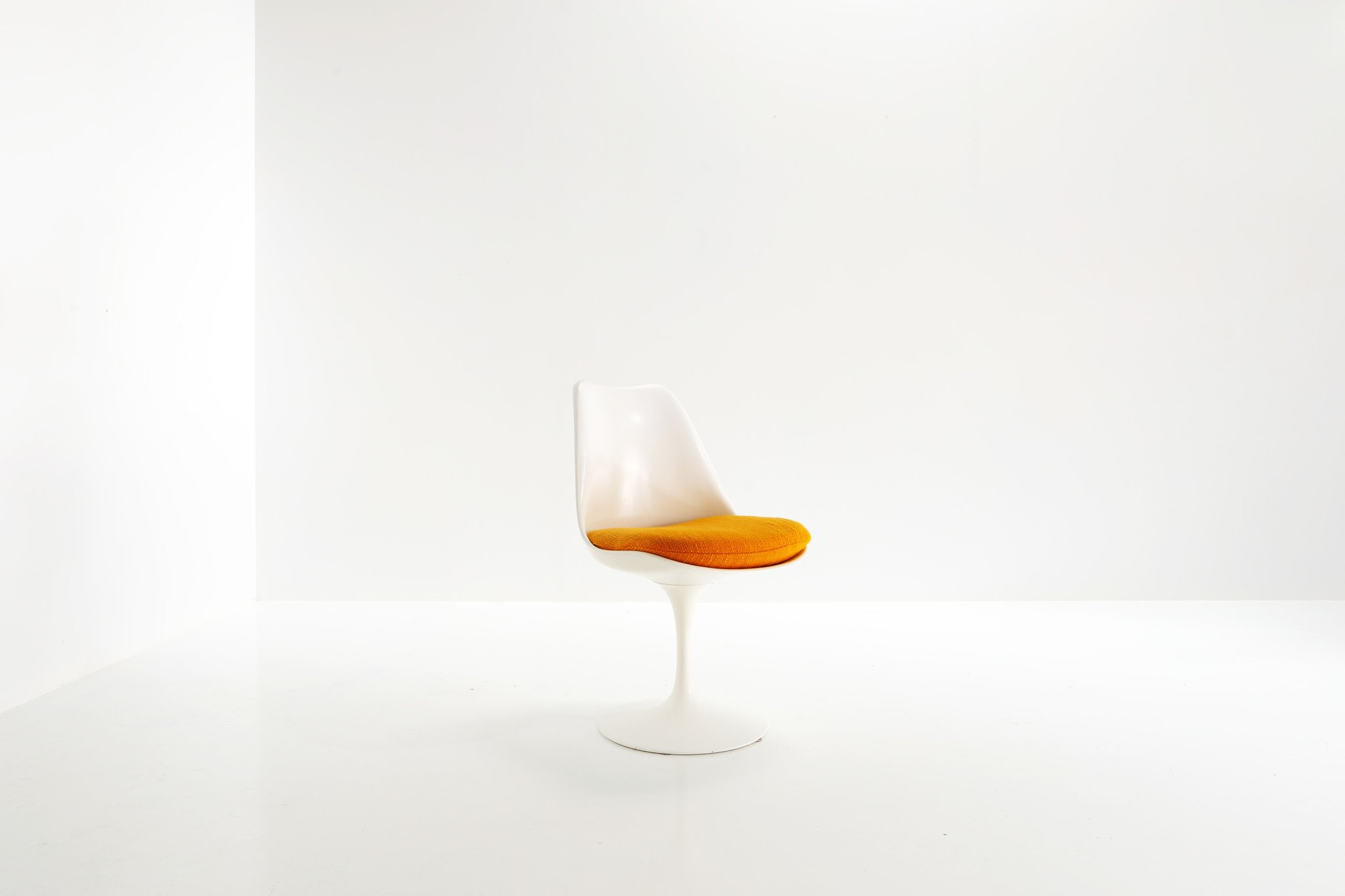 Vintage Knoll Tulip stoelen ontworpen door Eero Saarinen