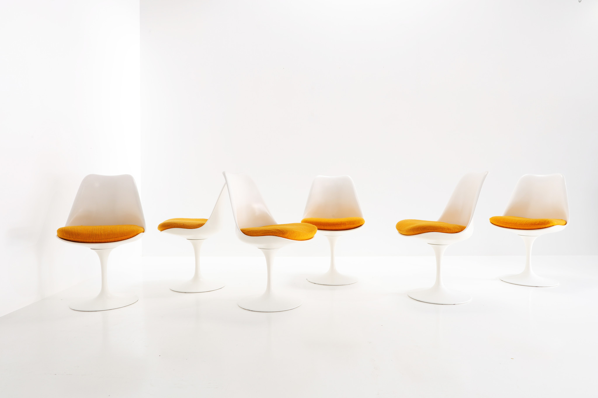 Vintage Knoll Tulip stoelen ontworpen door Eero Saarinen