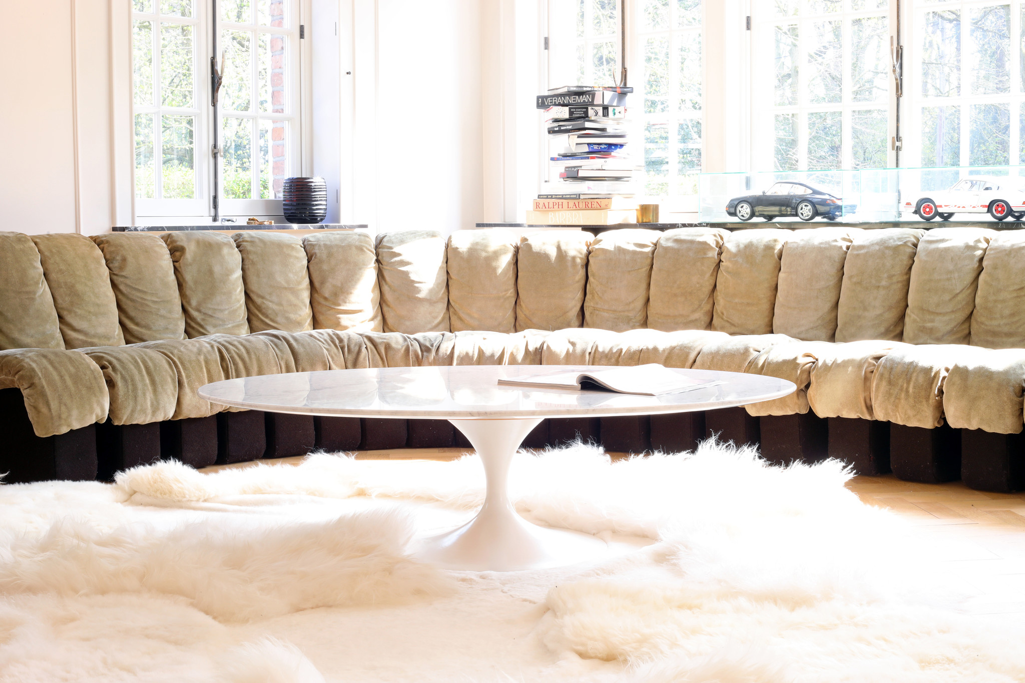 Original oval marble coffee table for Knoll produced by DeCoene Kortrijk