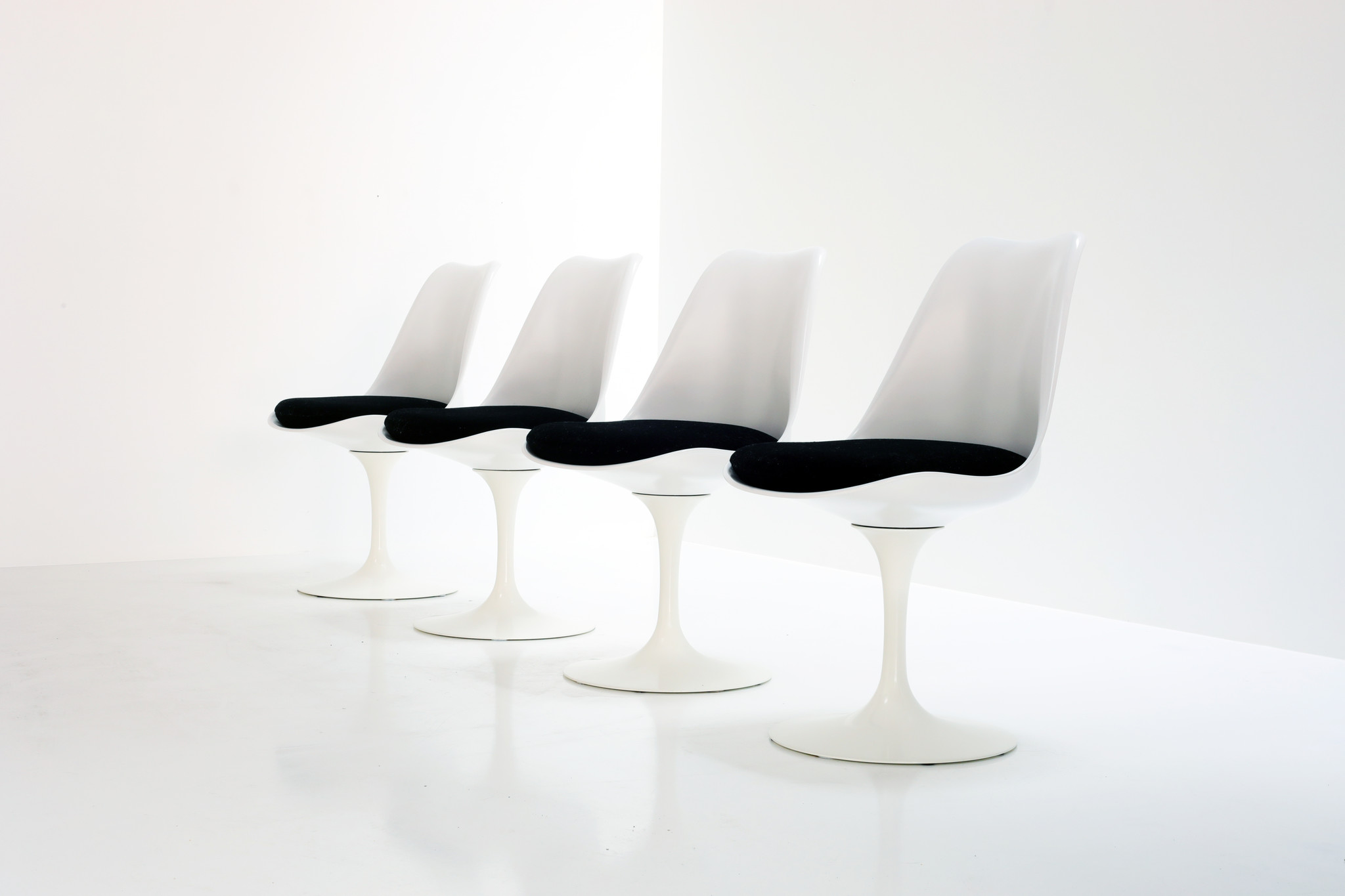 Suite de 4 chaises tulipe par eero saarinen pour knoll international