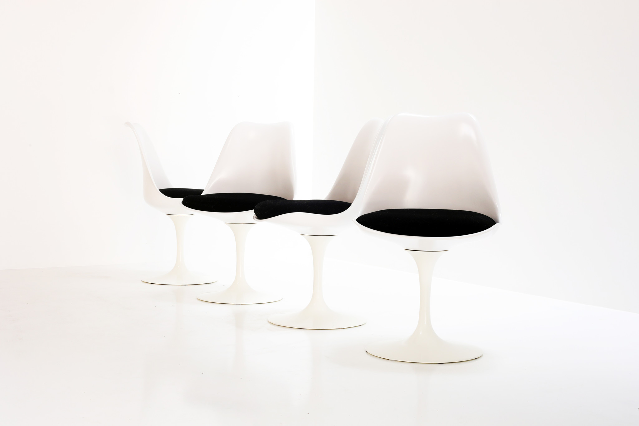 Set of 4 tulip chairs by eero saarinen for knoll international