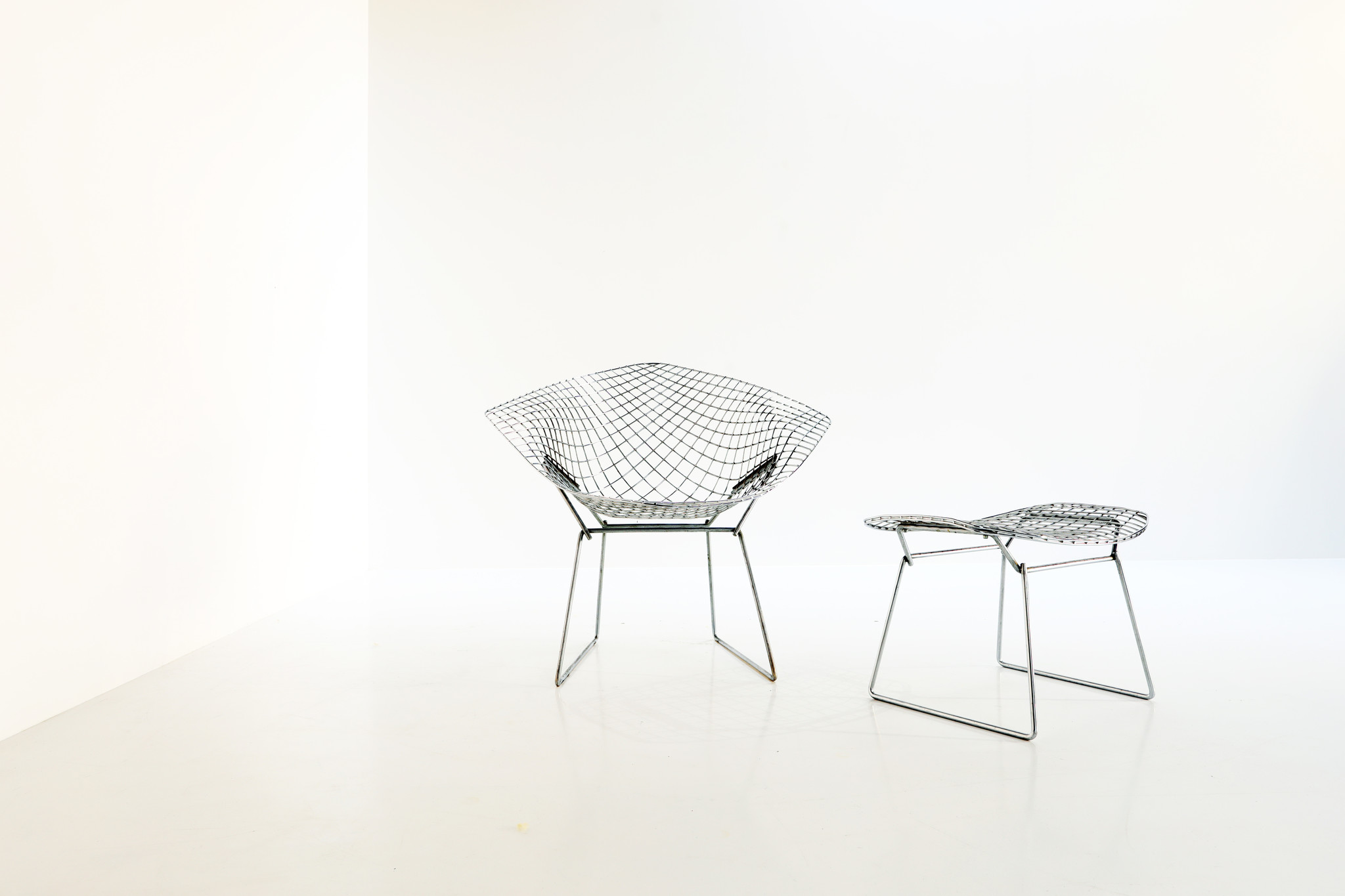 DIAMOND CHAIR DESIGNED BY HARRY BERTOIA FOR KNOLL AND PRODUCED BY DE COENE