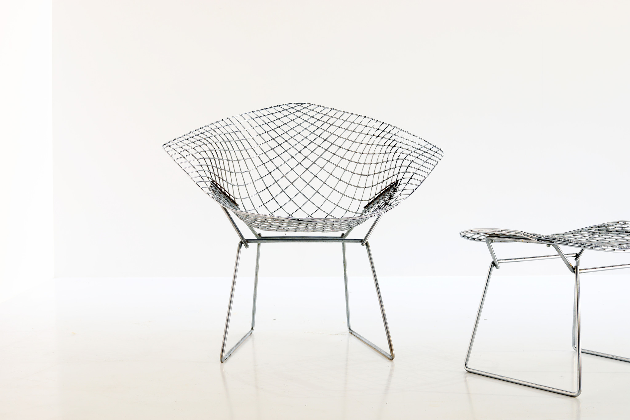 DIAMOND CHAIR ONTWORPEN HARRY BERTOIA VOOR KNOLL EN GEPRODUCEERD  DOOR DE COENE