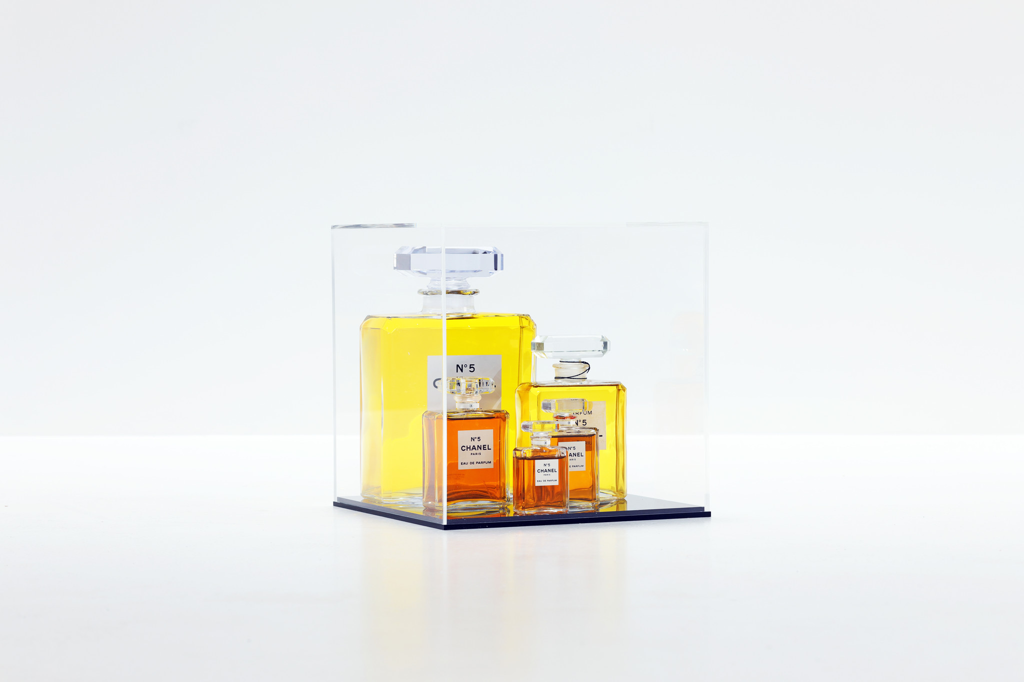 CHANEL N°5 COLLECTION DE FLACONS EN VITRINE