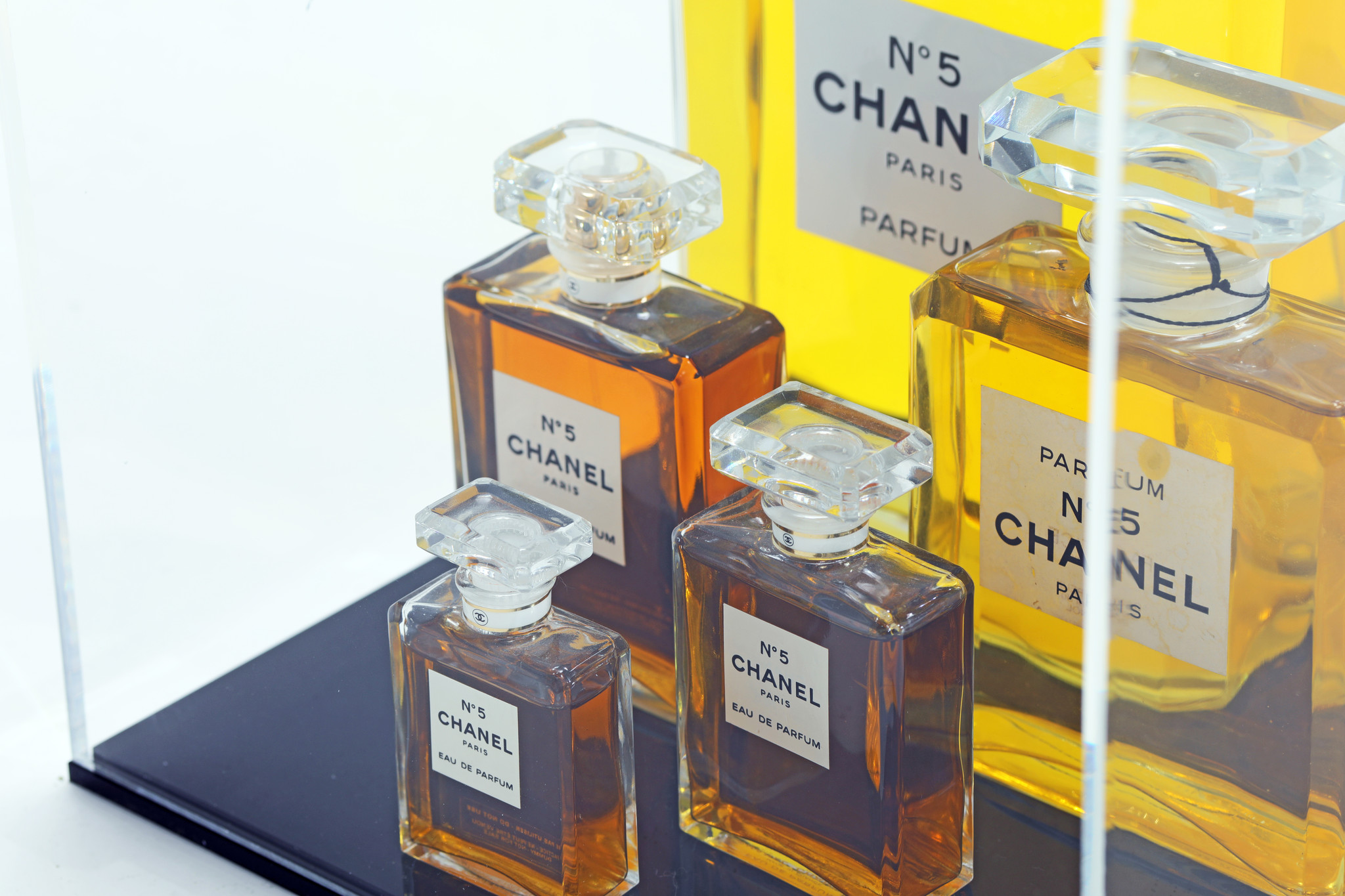 CHANEL N°5  COLLECTIE FLESSEN IN VITRINE