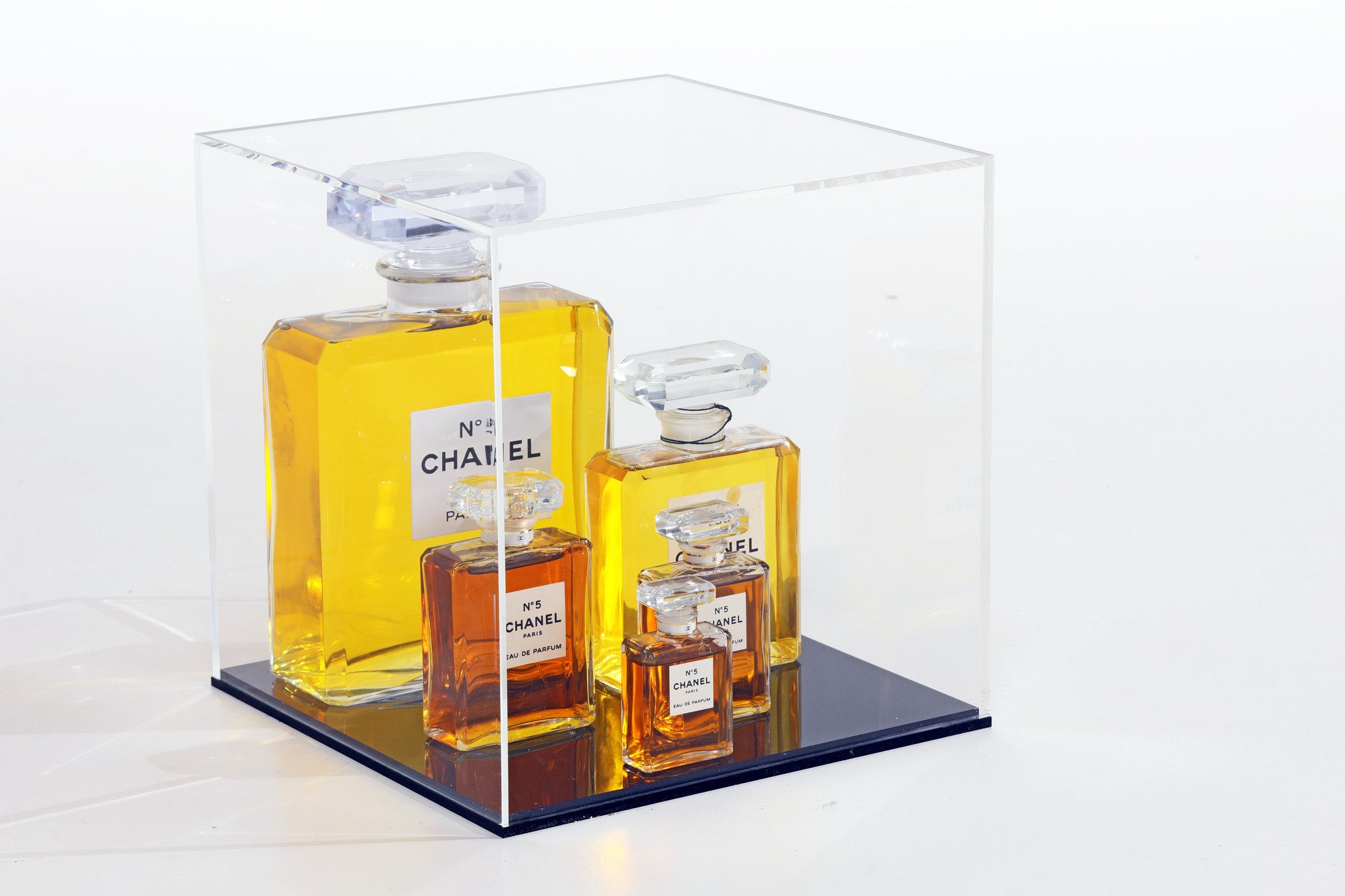 CHANEL N°5  COLLECTIE FLESSEN IN VITRINE