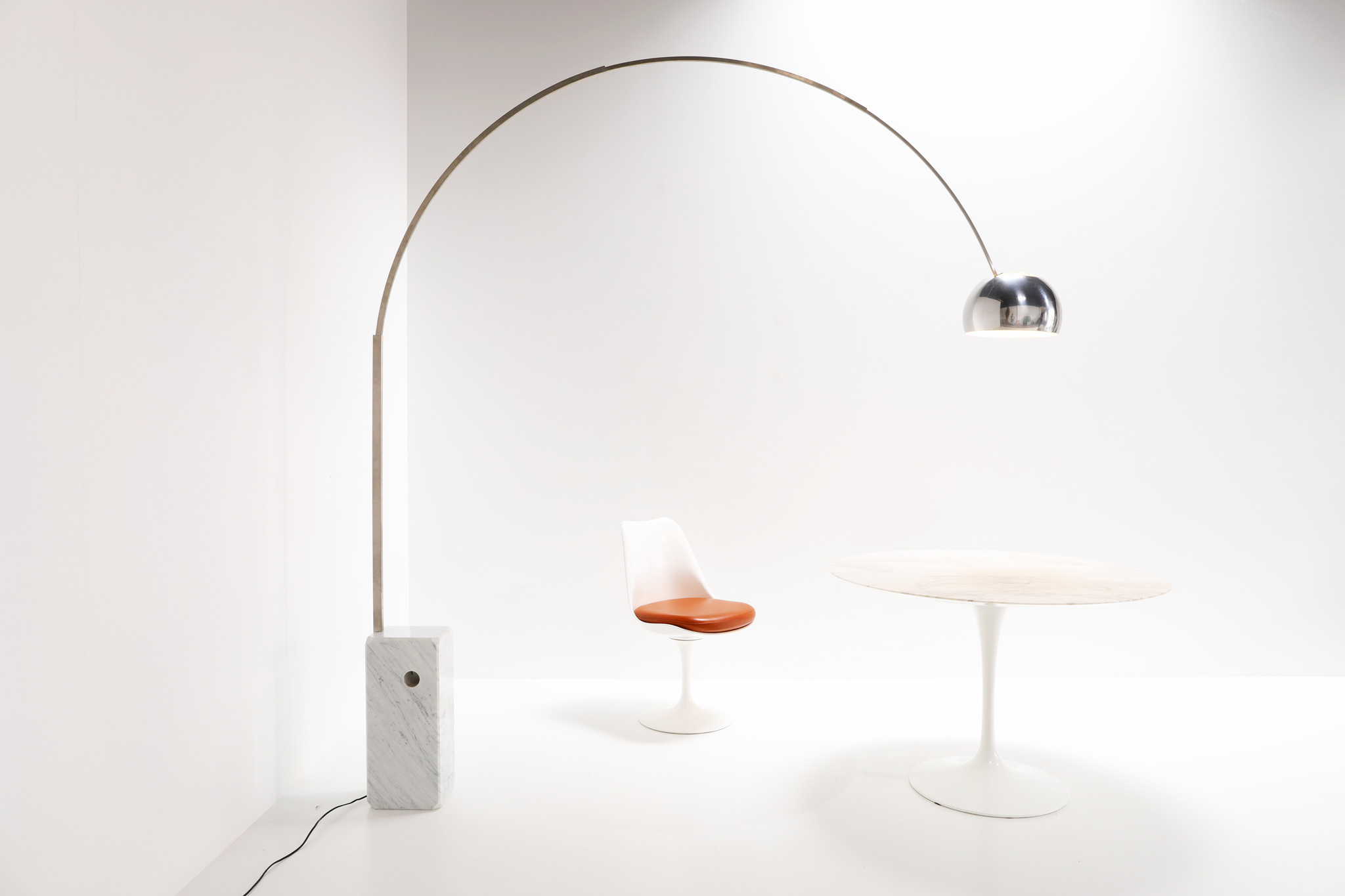 LAMPE À ARC FLOS CONÇUE PAR ARCHILLE ET PIERE CASTIGLIONI EN 1962