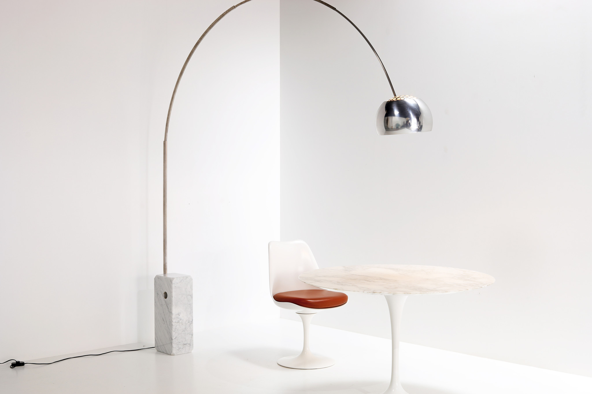 LAMPE À ARC FLOS CONÇUE PAR ARCHILLE ET PIERE CASTIGLIONI EN 1962