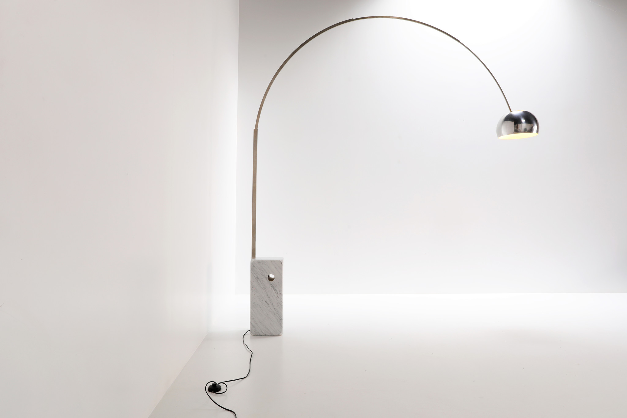 LAMPE À ARC FLOS CONÇUE PAR ARCHILLE ET PIERE CASTIGLIONI EN 1962