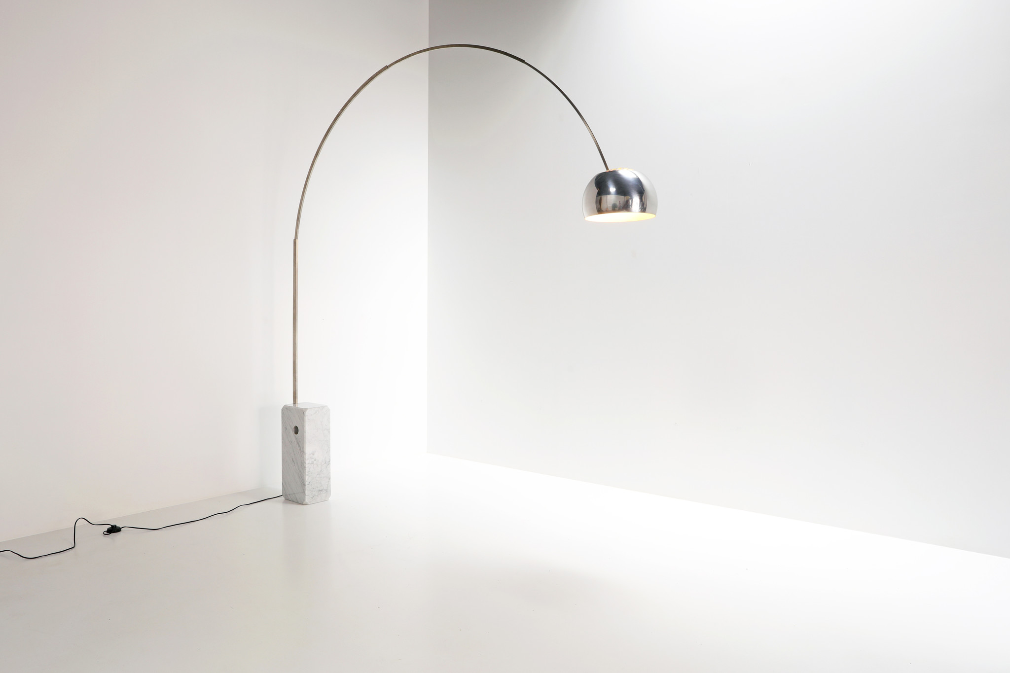 LAMPE À ARC FLOS CONÇUE PAR ARCHILLE ET PIERE CASTIGLIONI EN 1962