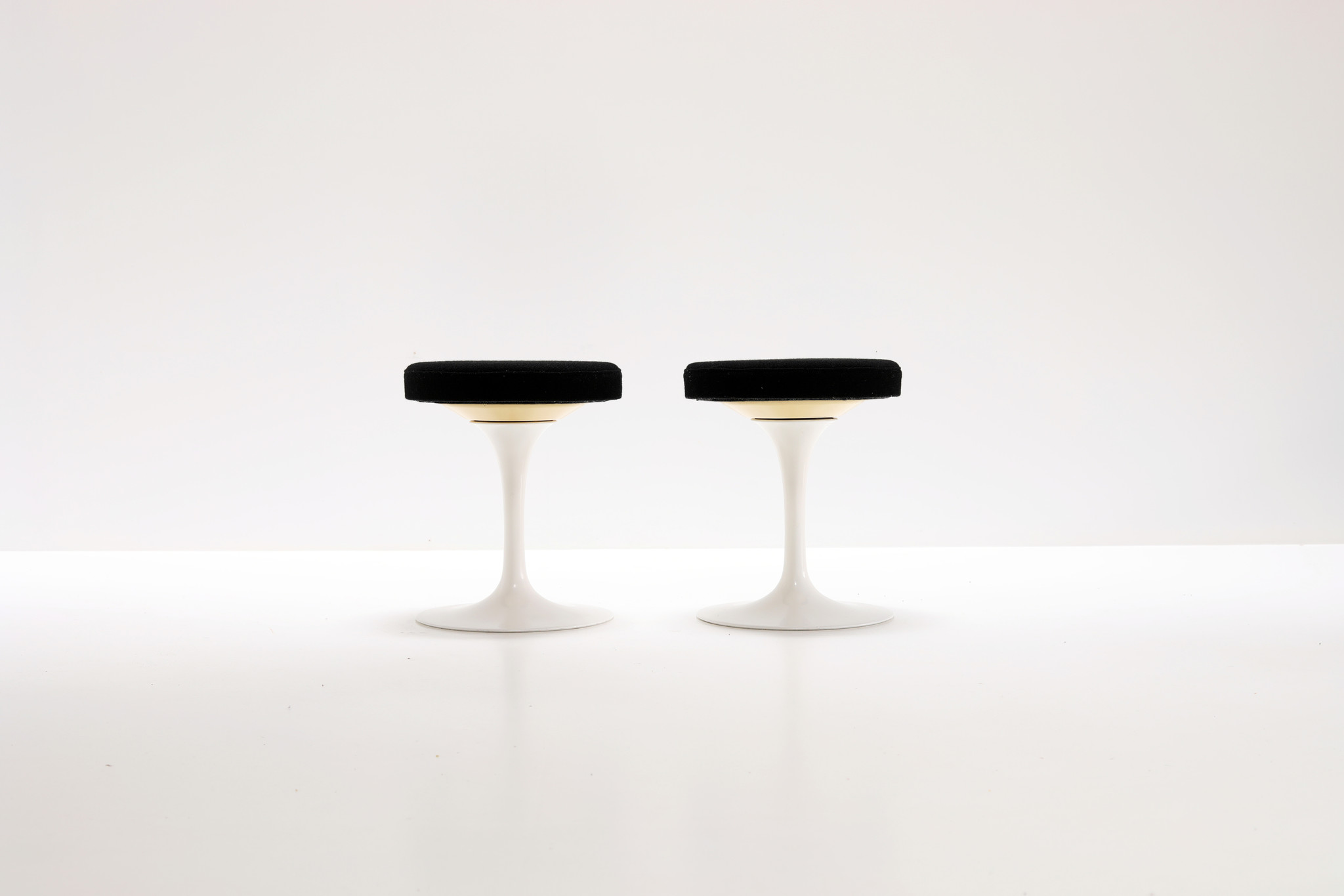 2 TABOURETS TULIP PAR EERO SAARINEN POUR KNOLL INTERNATIONAL