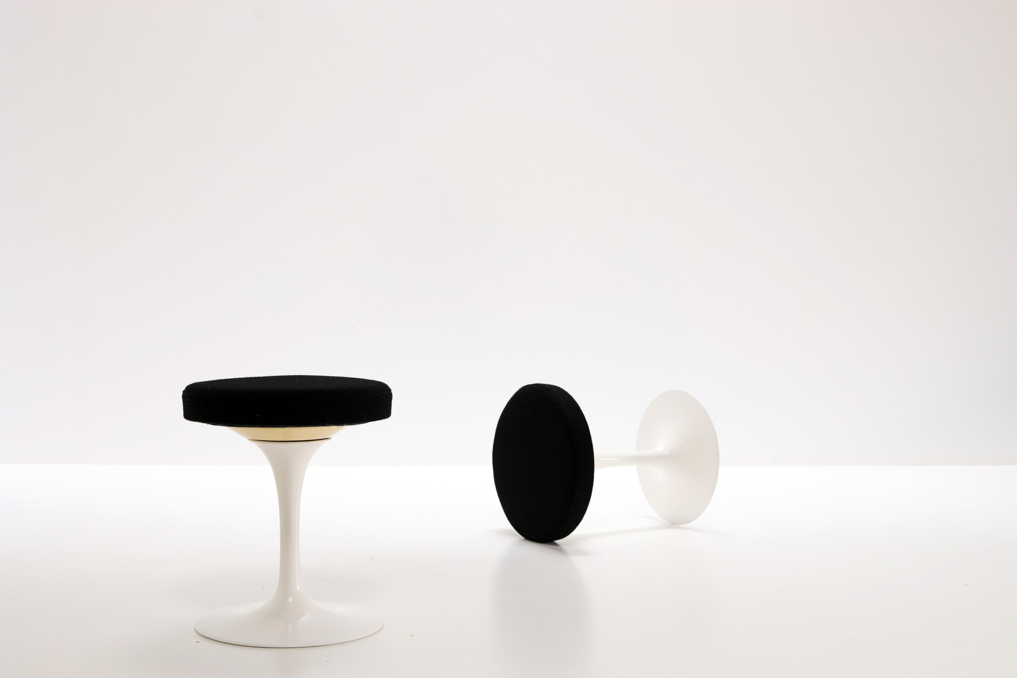 2 TABOURETS TULIP PAR EERO SAARINEN POUR KNOLL INTERNATIONAL