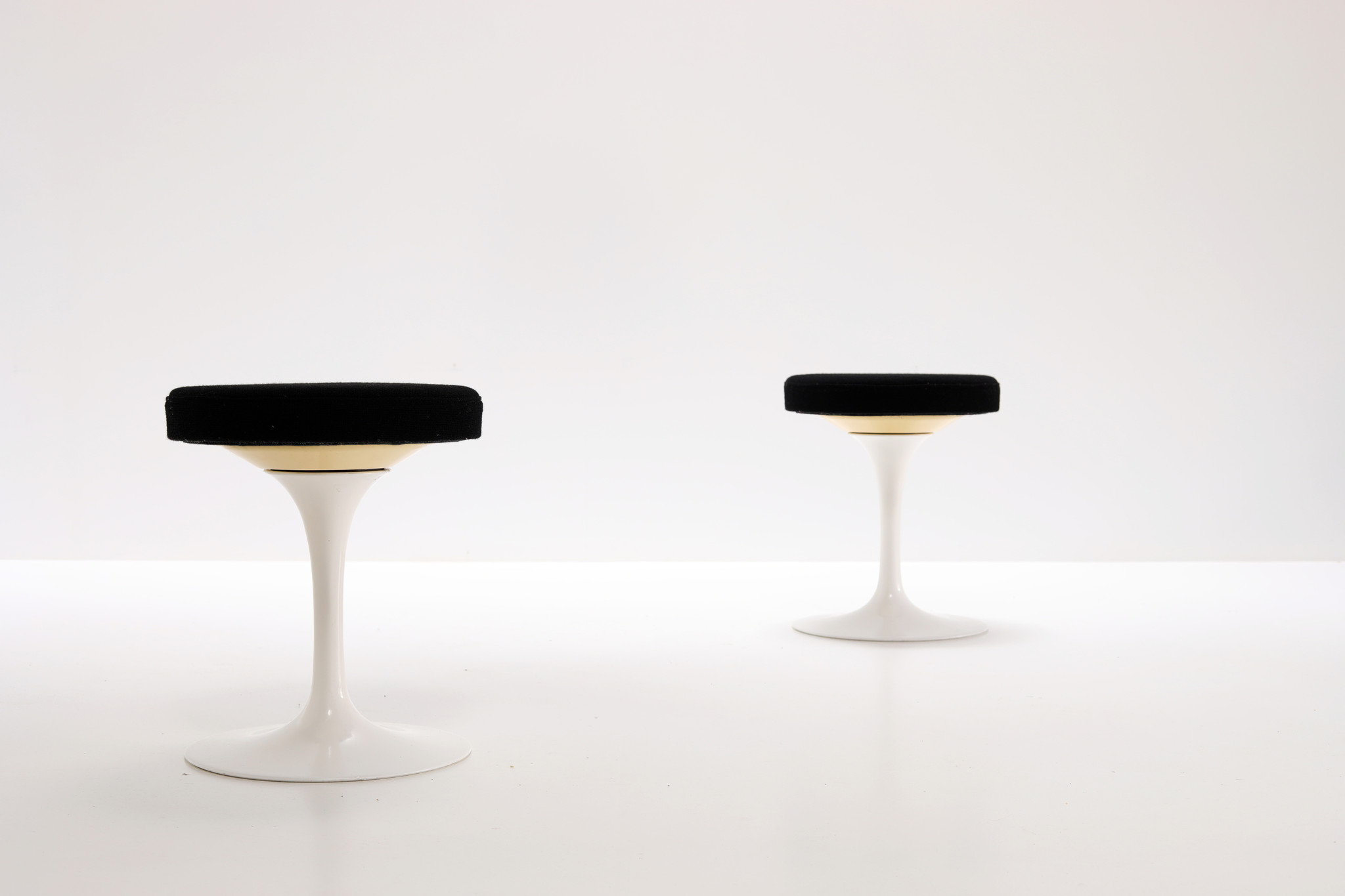 2 TABOURETS TULIP PAR EERO SAARINEN POUR KNOLL INTERNATIONAL