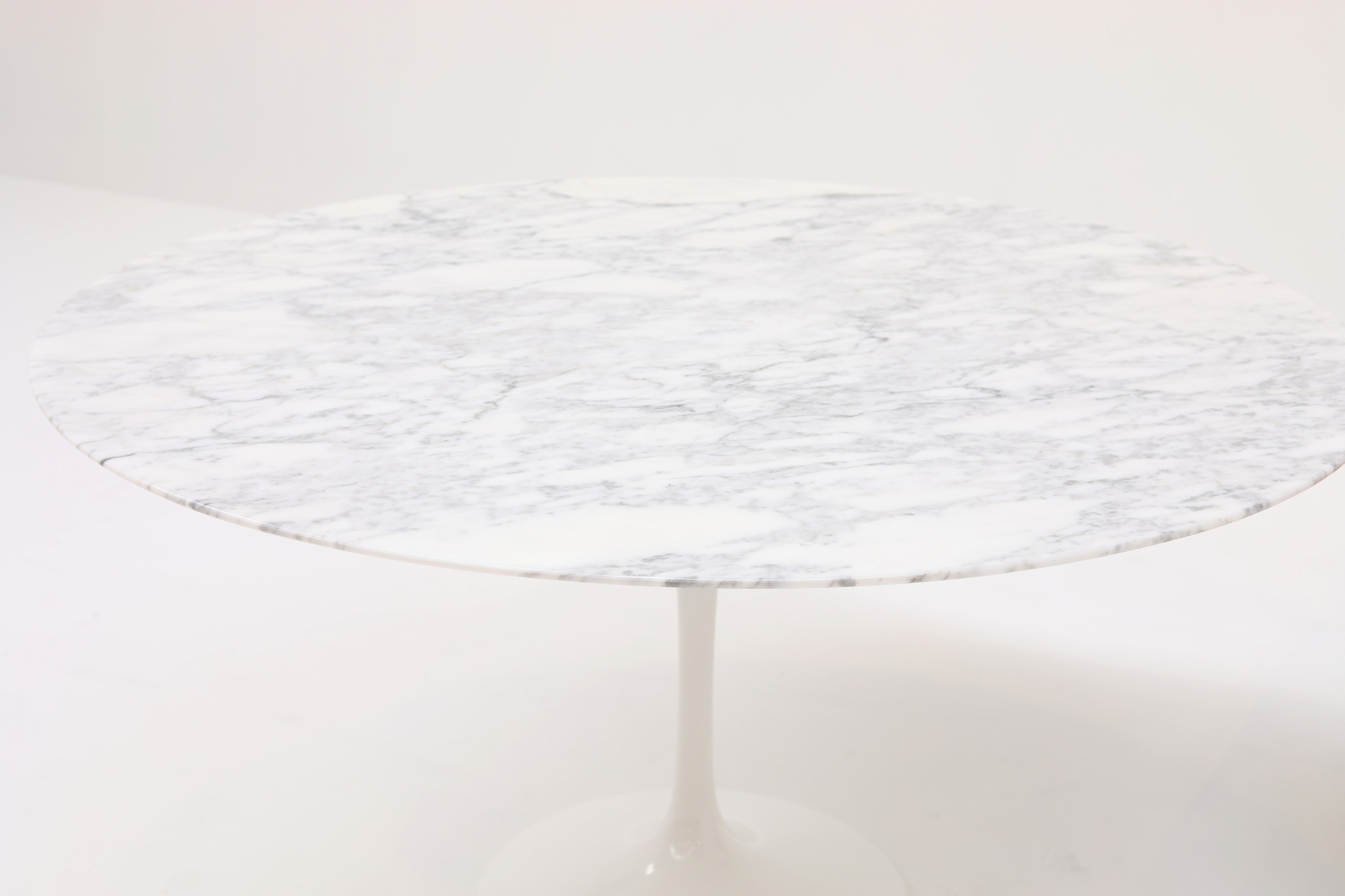 Marble Knoll Tulip table designed by Eero Saarinen