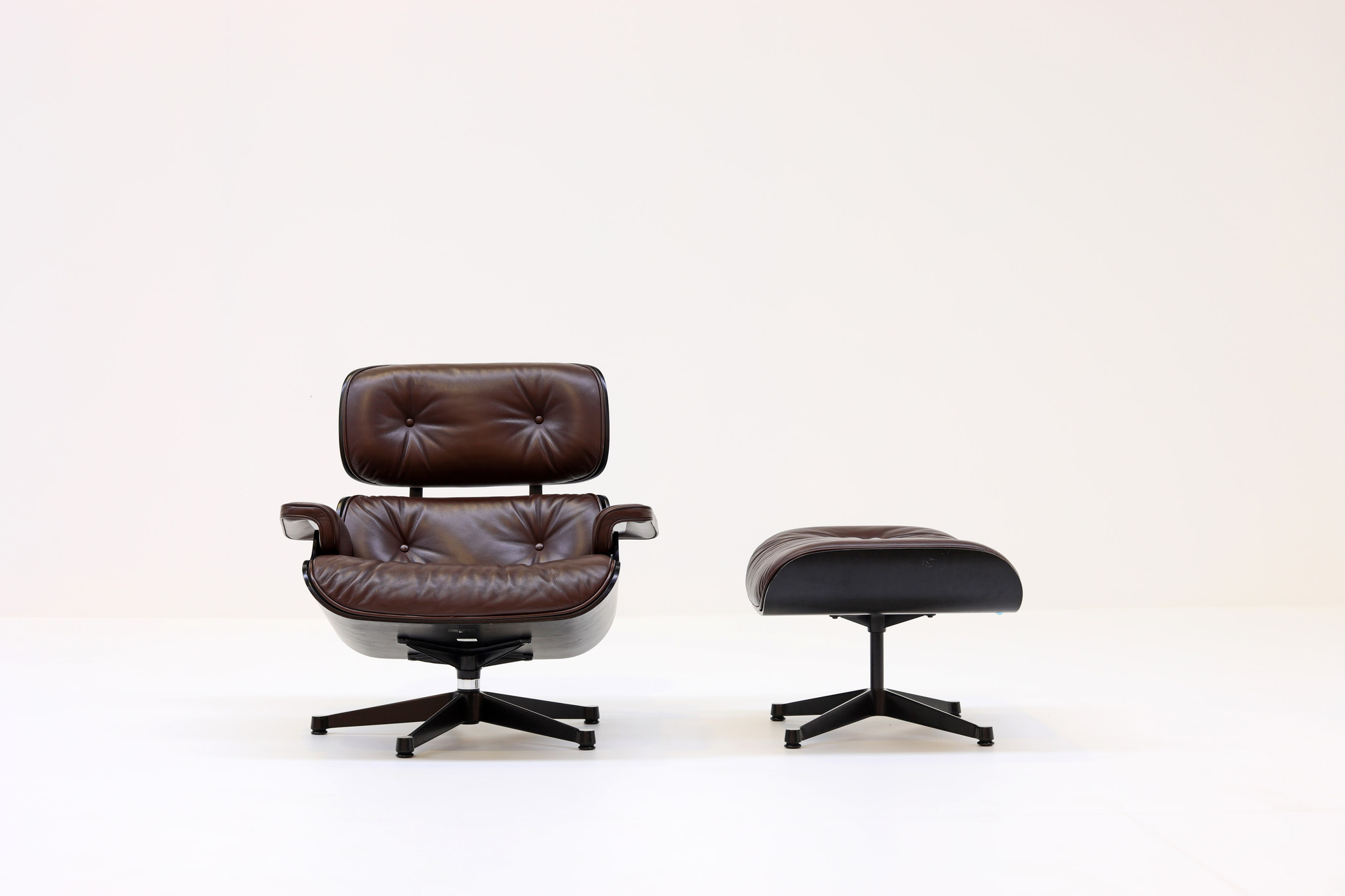 EAMES LOUNGE CHAIR & OTTOMAN VITRA