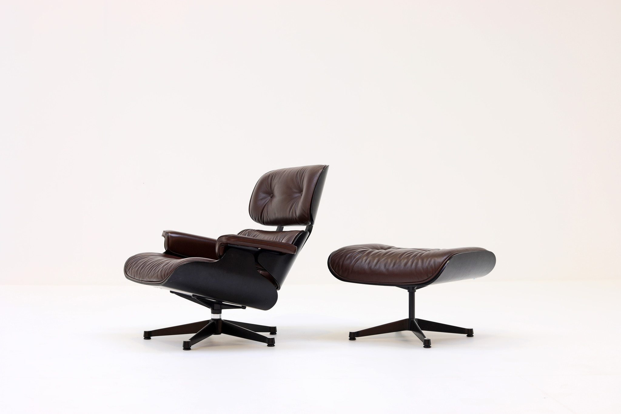 EAMES LOUNGE CHAIR & OTTOMAN VITRA