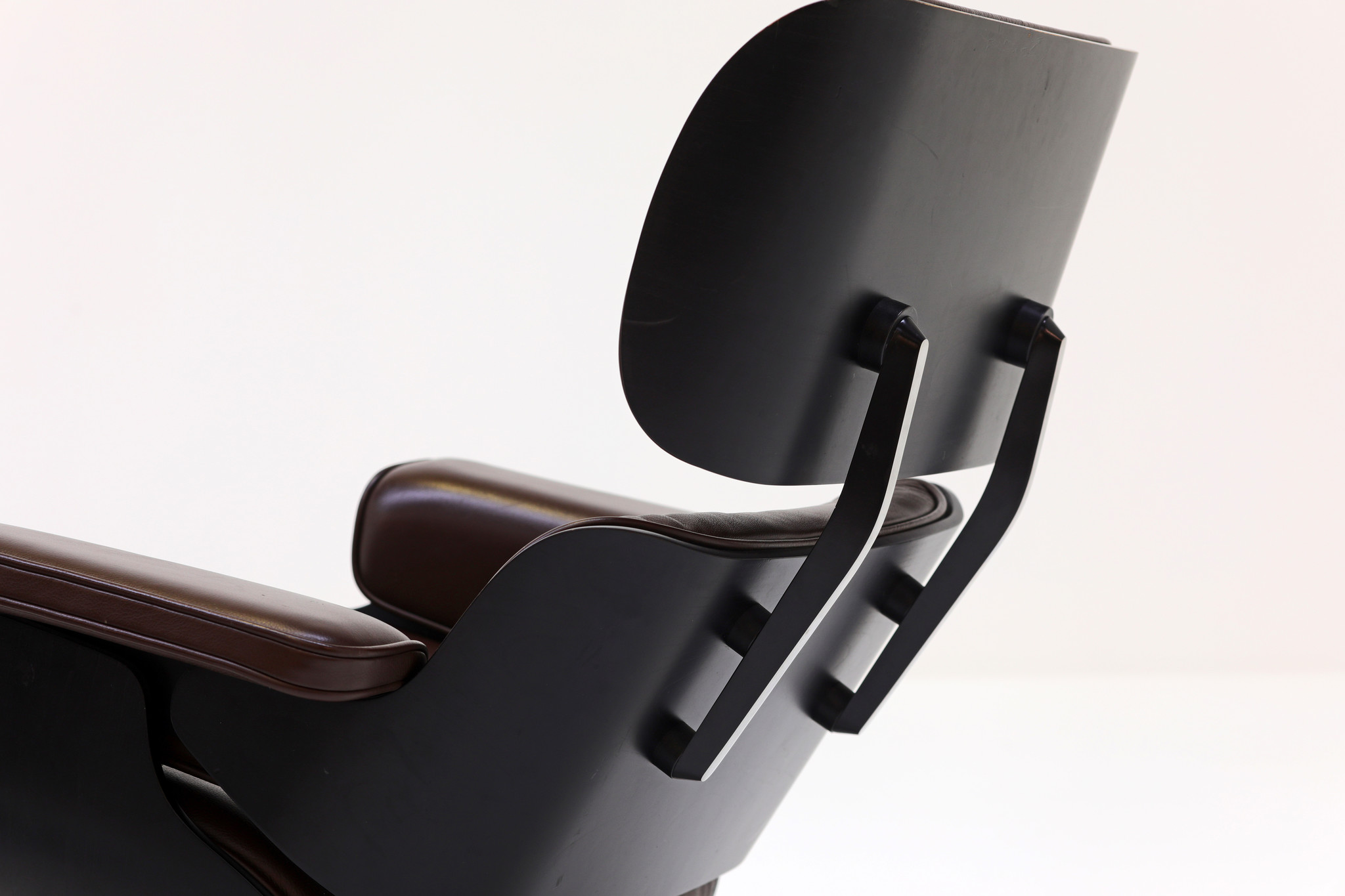 EAMES LOUNGE CHAIR & OTTOMAN VITRA