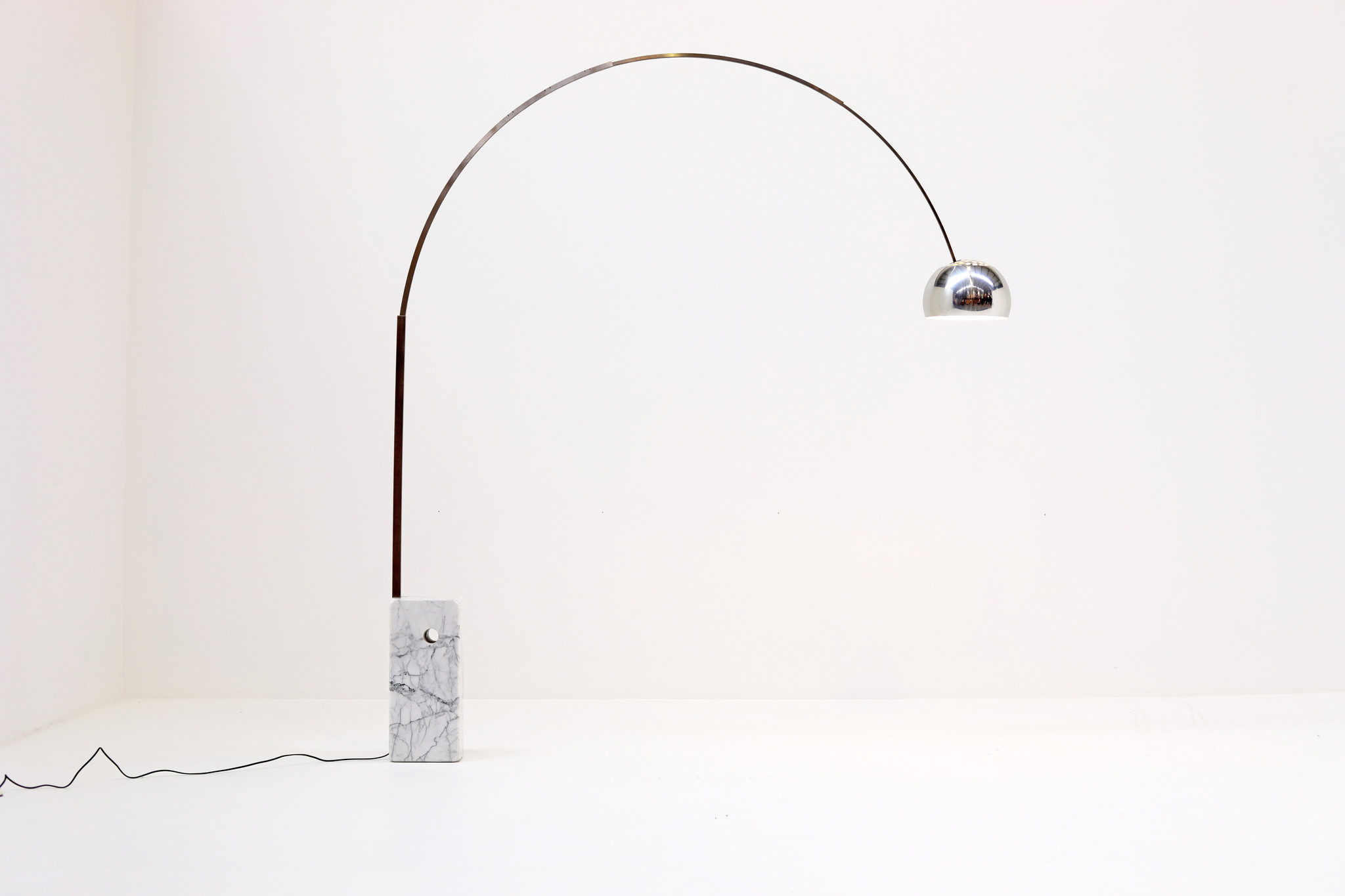 LAMPE À ARC FLOS CONÇUE PAR ARCHILLE ET PIERE CASTIGLIONI EN 1962