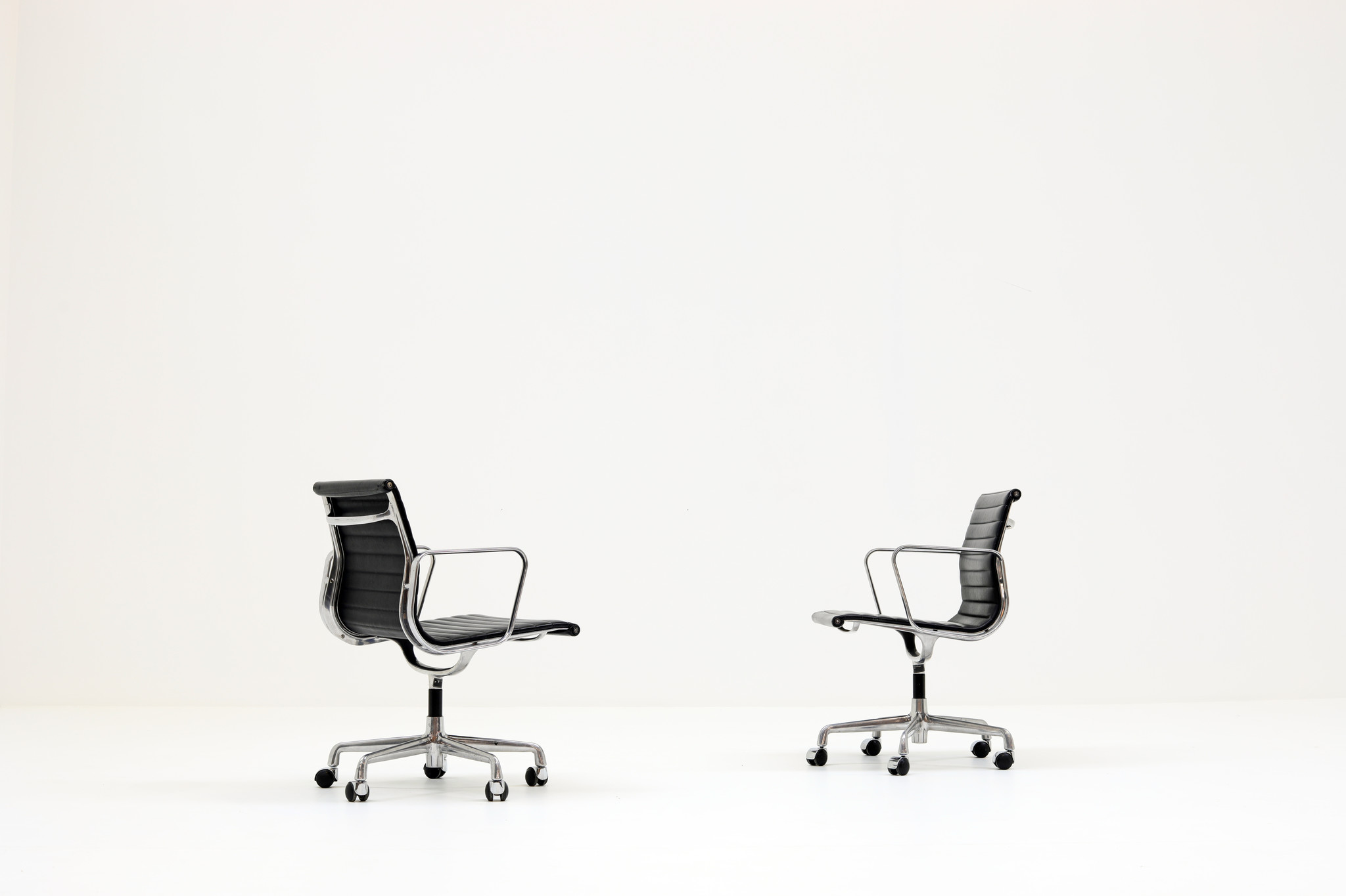 Chaise de bureau Charles Eames en cuir noir