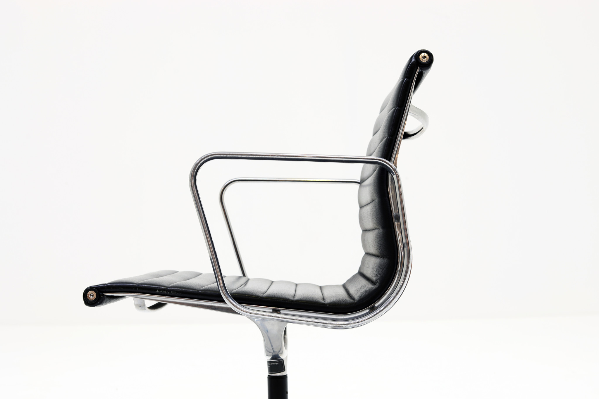 Chaise de bureau Charles Eames en cuir noir